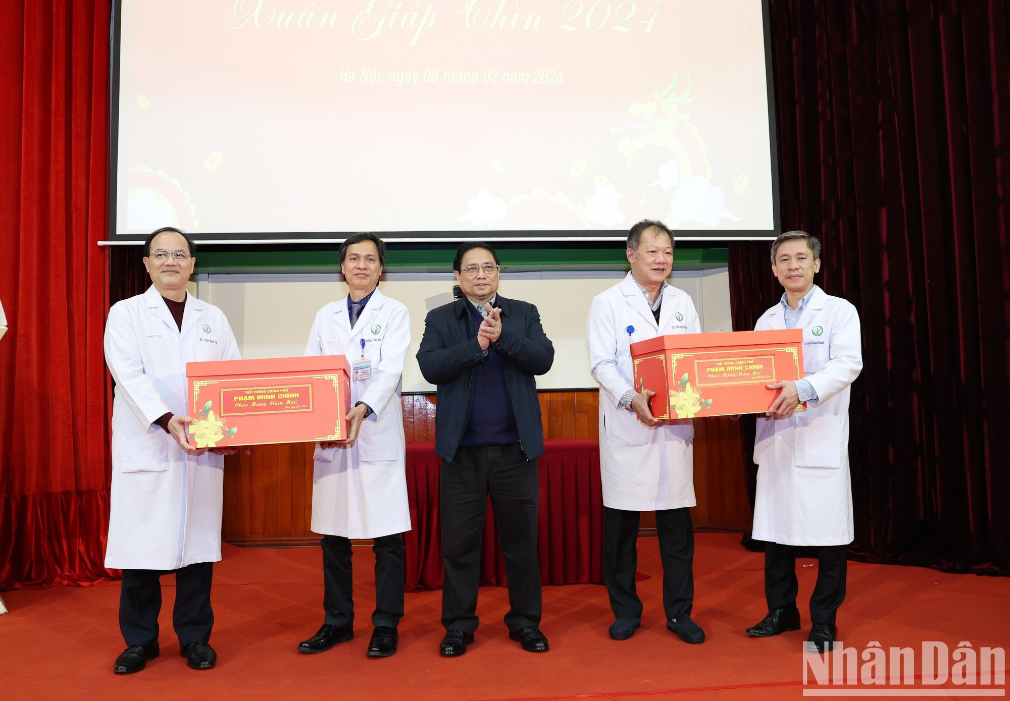 El premier entrega obsequios al Hospital de Amistad Vietnam Alemania.
