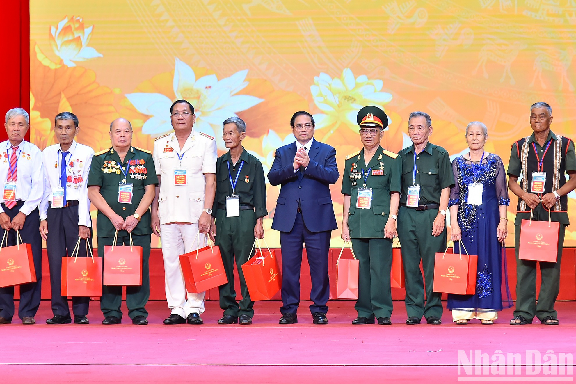 El premier entrega regalos a los delegados. El premier entrega regalos a los delegados.