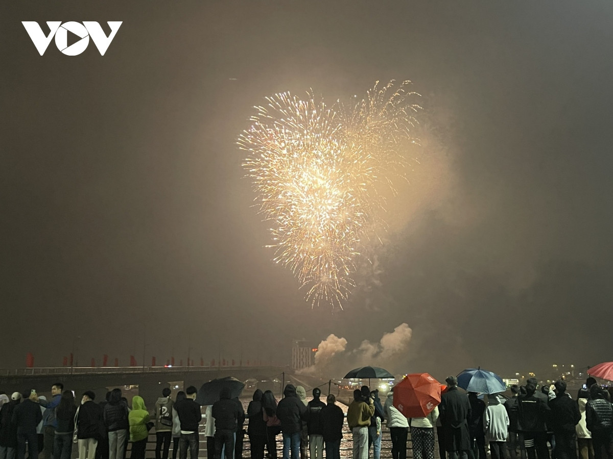 A la orilla del río de Nhat Le, gentes de la provincia central de Quang Binh disfrutan espectáculo pirotécnico bajo la lluvia. (Foto: VOV) A la orilla del río de Nhat Le, gentes de la provincia central de Quang Binh disfrutan espectáculo pirotécnico bajo la lluvia. (Foto: VOV)