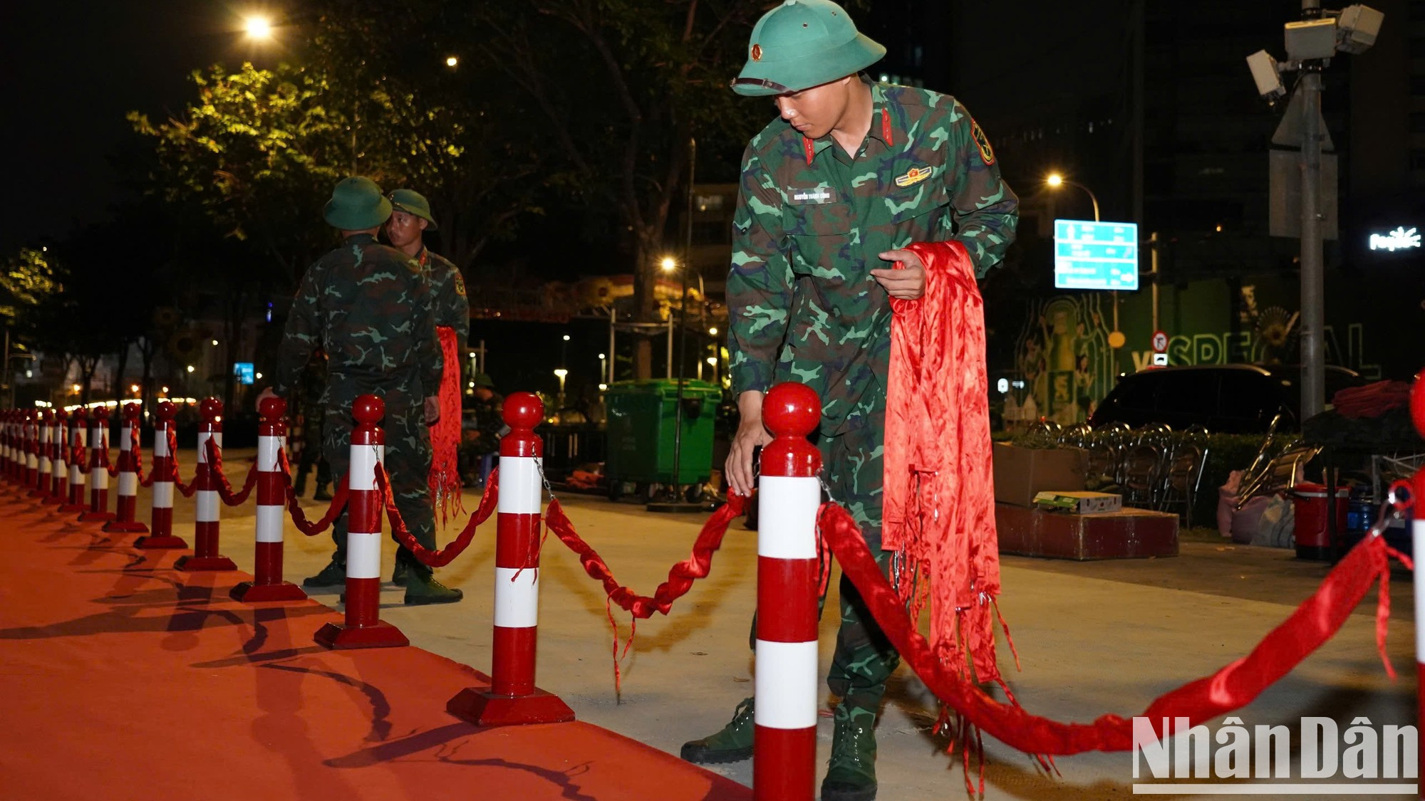 Además de la artillería, también preparó una valla con 250 columnas y alfombras de unos 90 metros de largo. El campo debe ser plano y sólido para que el sonido de las salvas sea uniforme.