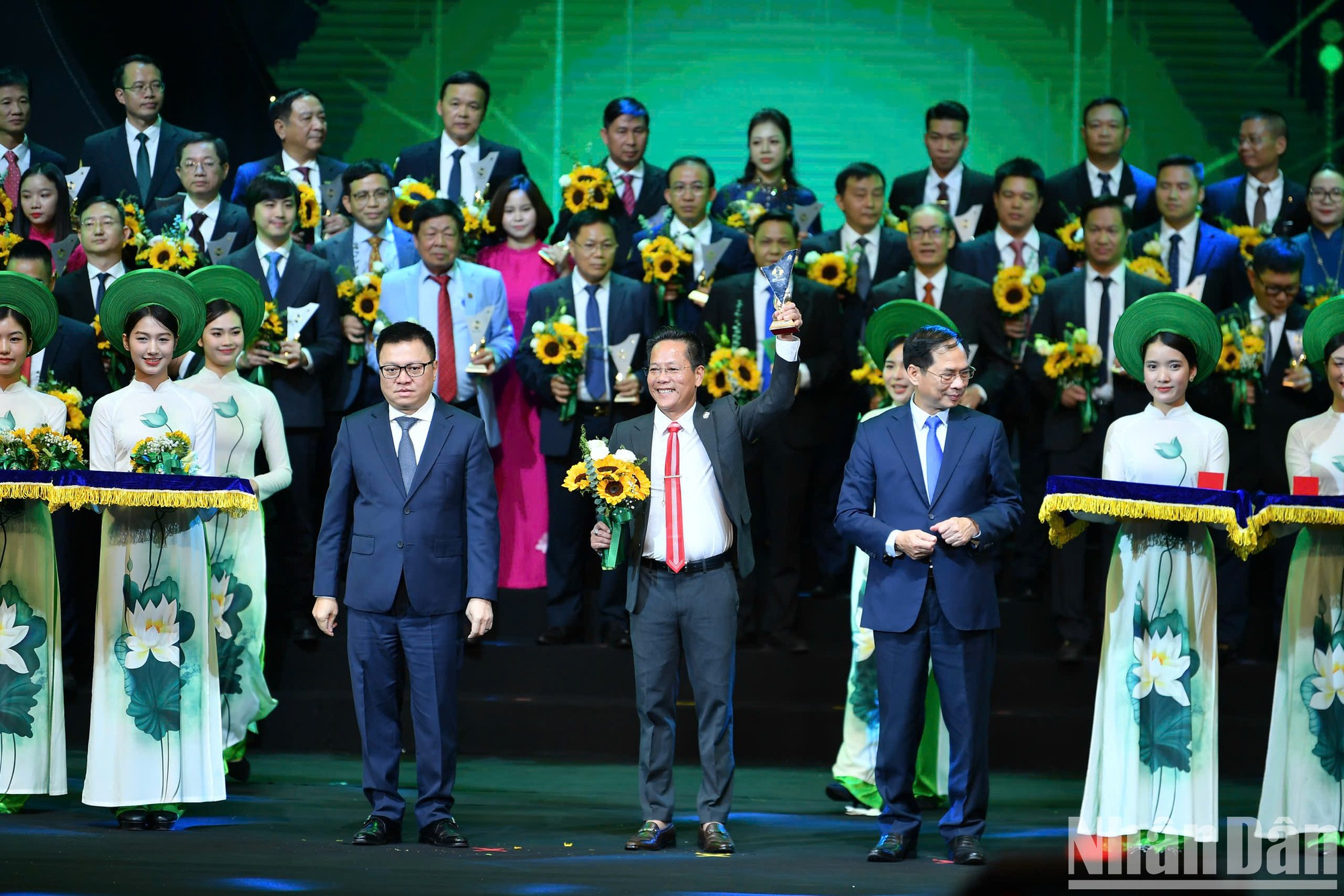 El vicepremier y canciller de vietnam, Bui Thanh Son, y presidente-editor del periódico Nhan Dan, Le Quoc Minh, entregan el logotipo a representantes de las empresas. El vicepremier y canciller de vietnam, Bui Thanh Son, y presidente-editor del periódico Nhan Dan, Le Quoc Minh, entregan el logotipo a representantes de las empresas.