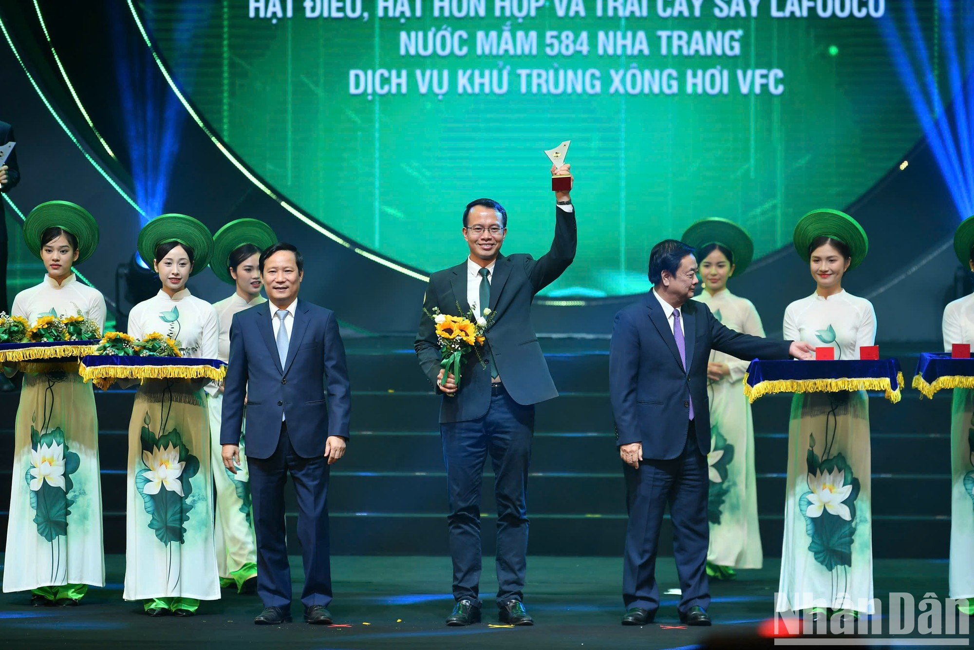 El ministro de Agricultura y Desarrollo Rural, Le Minh Hoan (D), entregan el logotipo a representantes de empresas. El ministro de Agricultura y Desarrollo Rural, Le Minh Hoan (D), entregan el logotipo a representantes de empresas.