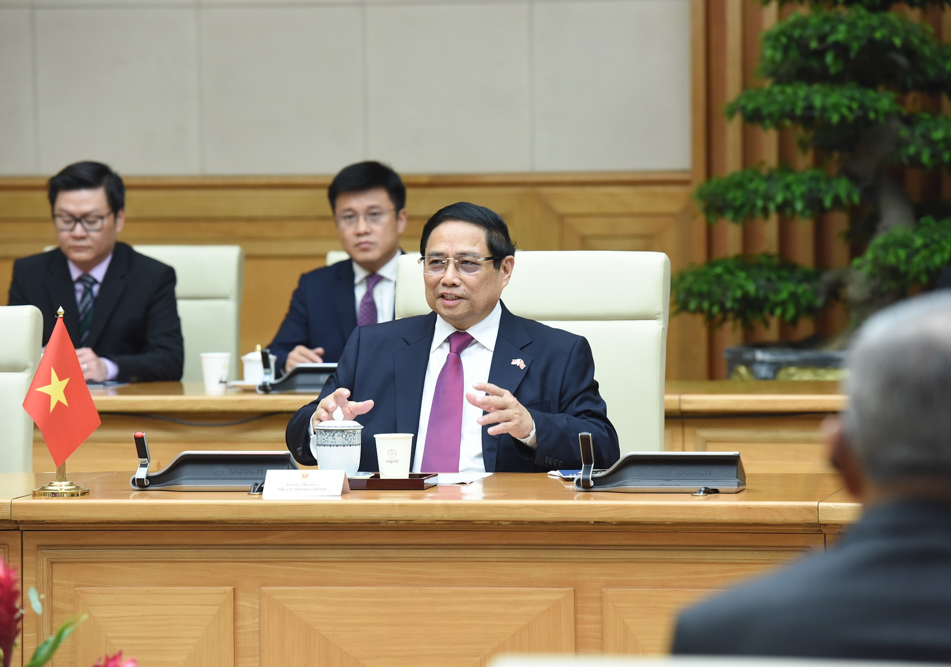 El primer ministro Pham Minh Chinh habla en el encuentro.