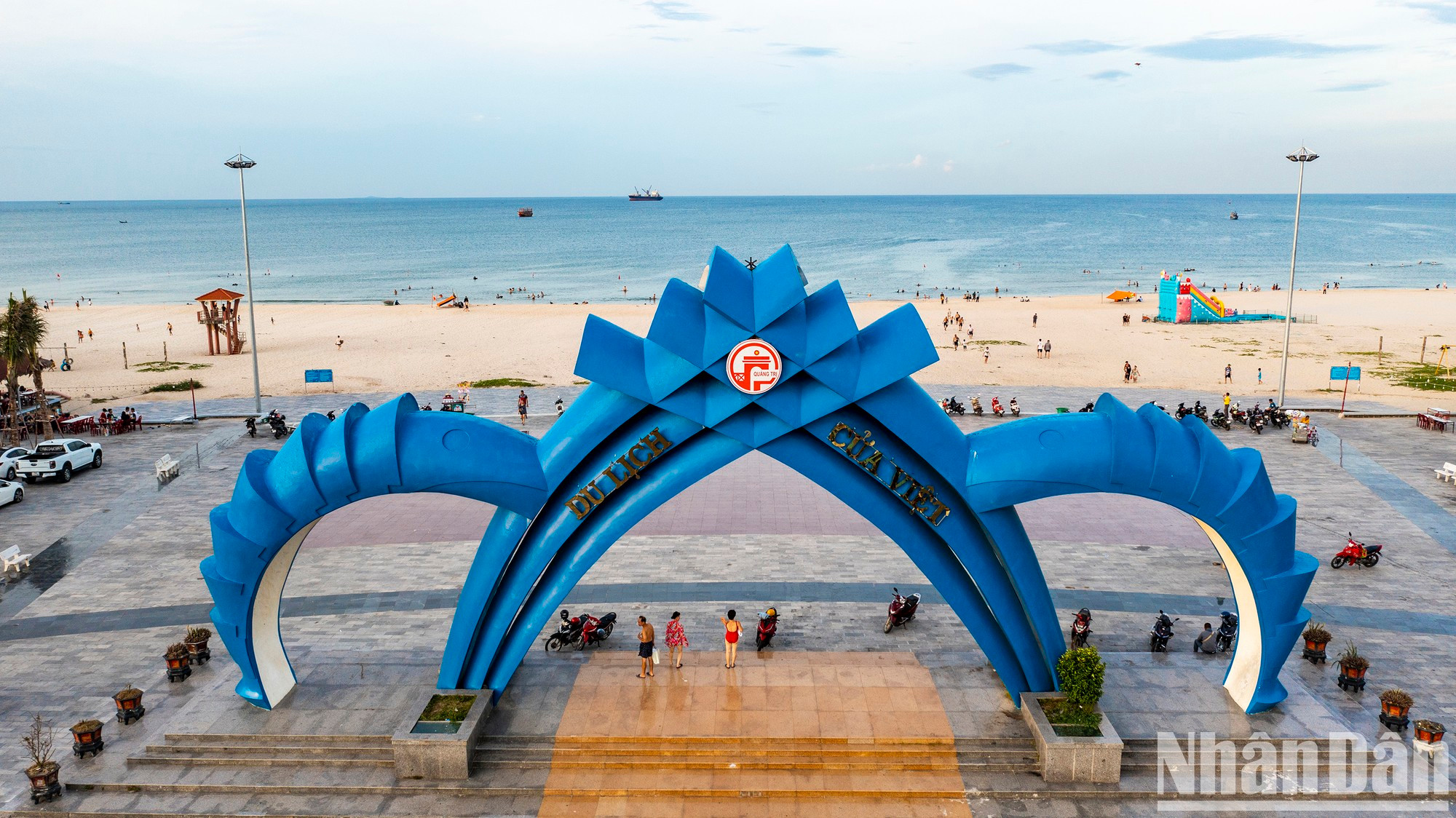 En la playa de Cua Viet, los turistas ven el azul del agua clara mezclado con el de las nubes y el cielo. . En la playa de Cua Viet, los turistas ven el azul del agua clara mezclado con el de las nubes y el cielo. .