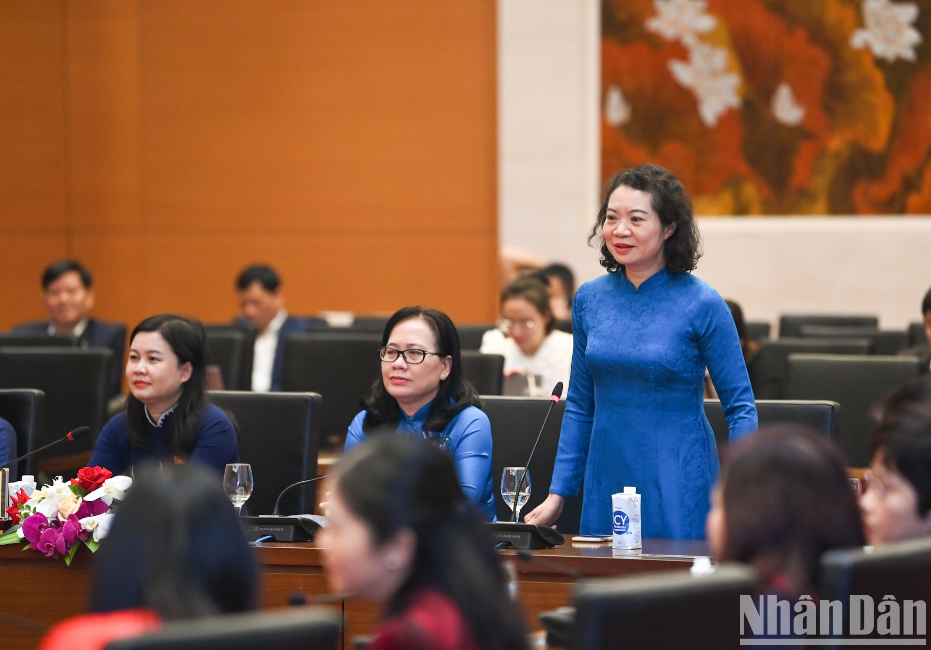 La vicepresidenta del Comisión de Justicia Mai Thi Phuong Hoa comparte su sentimiento en la reunión. La vicepresidenta del Comisión de Justicia Mai Thi Phuong Hoa comparte su sentimiento en la reunión.