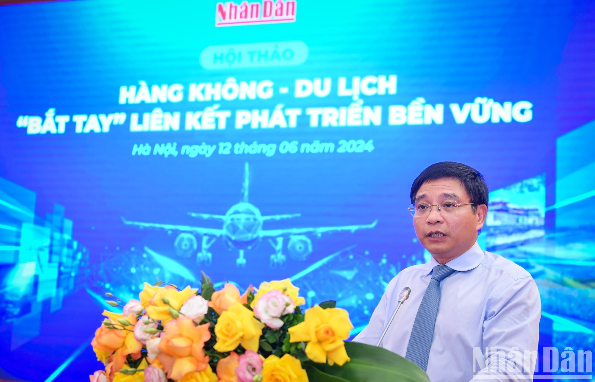 Al pronunciar el discurso de apertura, el ministro de Transporte de Vietnam, Nguyen Van Thang, resalta la importancia del evento que reunió a funcionarios gubernamentales, empresas y agencias de viajes para intercambiar información y opiniones sobre el fomento del vínculo entre la aviación y el turismo. Afirma que ello contribuiría a mejorar la eficiencia de ambos sectores y a promover un desarrollo sostenible a largo plazo. Al pronunciar el discurso de apertura, el ministro de Transporte de Vietnam, Nguyen Van Thang, resalta la importancia del evento que reunió a funcionarios gubernamentales, empresas y agencias de viajes para intercambiar información y opiniones sobre el fomento del vínculo entre la aviación y el turismo. Afirma que ello contribuiría a mejorar la eficiencia de ambos sectores y a promover un desarrollo sostenible a largo plazo.