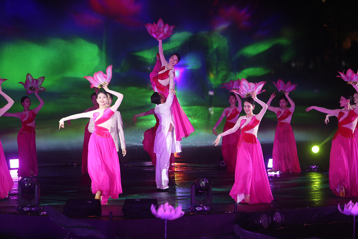 El evento también honra a la belleza y valores culturales de Thang Long- Hanói y la tierra de Tay Ho. El evento también honra a la belleza y valores culturales de Thang Long- Hanói y la tierra de Tay Ho.