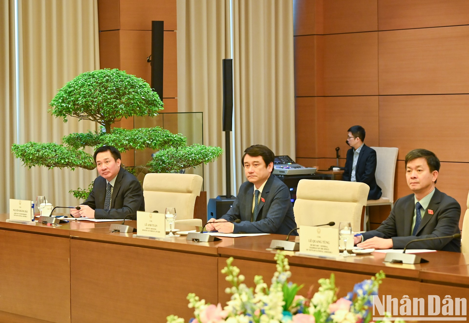 Funcionarios vietnamitas acuden al encuentro. Funcionarios vietnamitas acuden al encuentro.