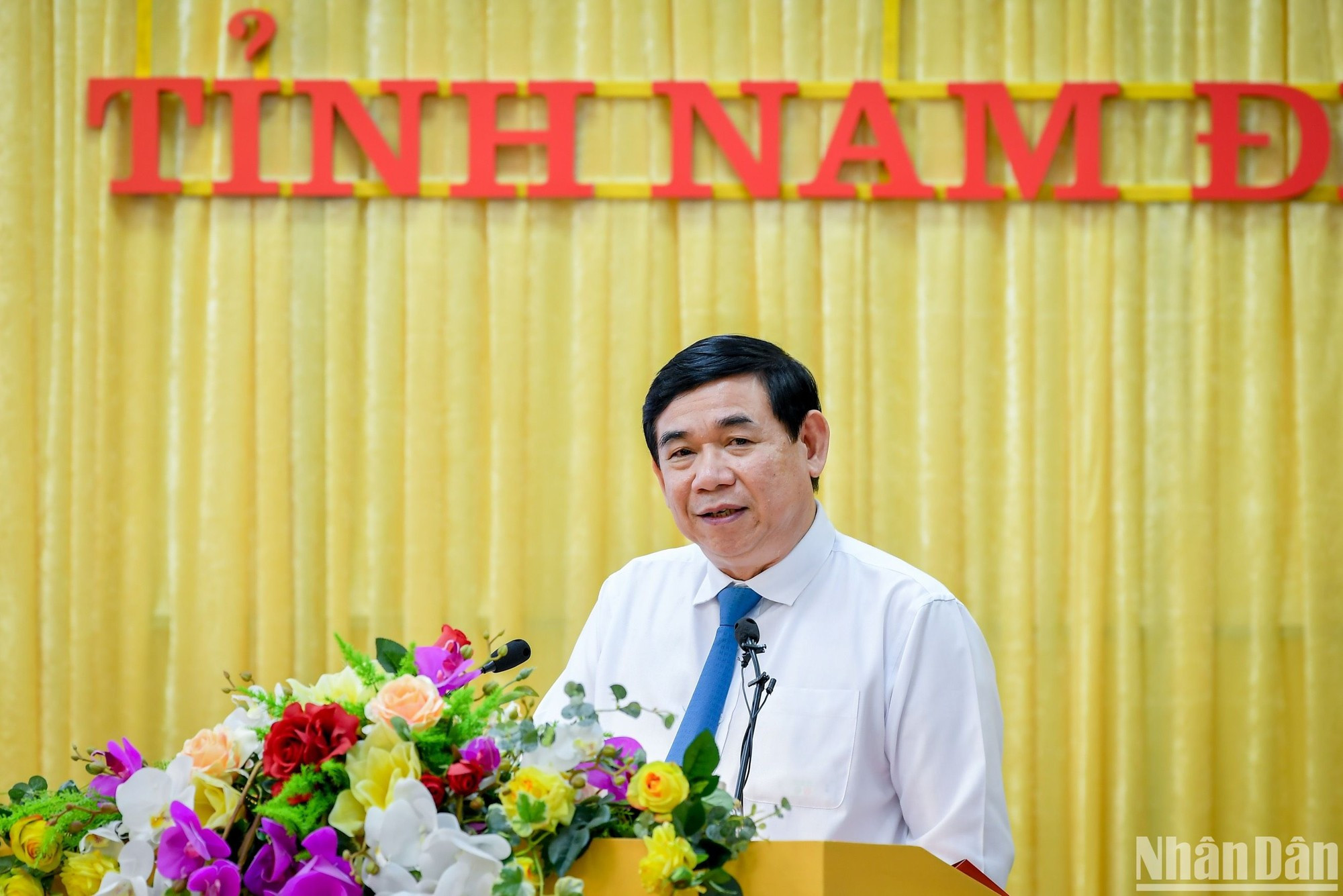 El presidente de la junta directiva del BIDV, Phan Duc Tu presenta su opinión sobre "Finanzas verdes: problemas que enfrenta Vietnam y el papel de las instituciones financieras". El presidente de la junta directiva del BIDV, Phan Duc Tu presenta su opinión sobre "Finanzas verdes: problemas que enfrenta Vietnam y el papel de las instituciones financieras".