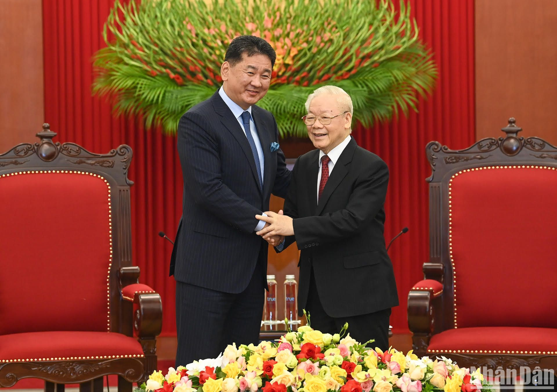 El secretario general del Partido Comunista de Vietnam, Nguyen Phu Trong y el presidente de Mongolia, Ukhnaagiin Khurelsukh. El secretario general del Partido Comunista de Vietnam, Nguyen Phu Trong y el presidente de Mongolia, Ukhnaagiin Khurelsukh.