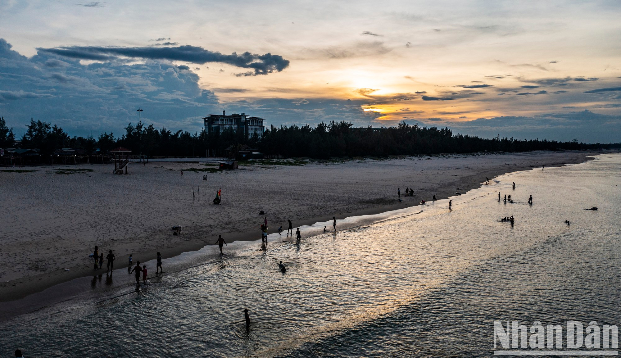 Si la madrugada en Cua Viet posee una belleza pura y llena de vitalidad, el atardecer crea un paisaje romántico, seductor y soñador con un suave color rojo rosado. Si la madrugada en Cua Viet posee una belleza pura y llena de vitalidad, el atardecer crea un paisaje romántico, seductor y soñador con un suave color rojo rosado.