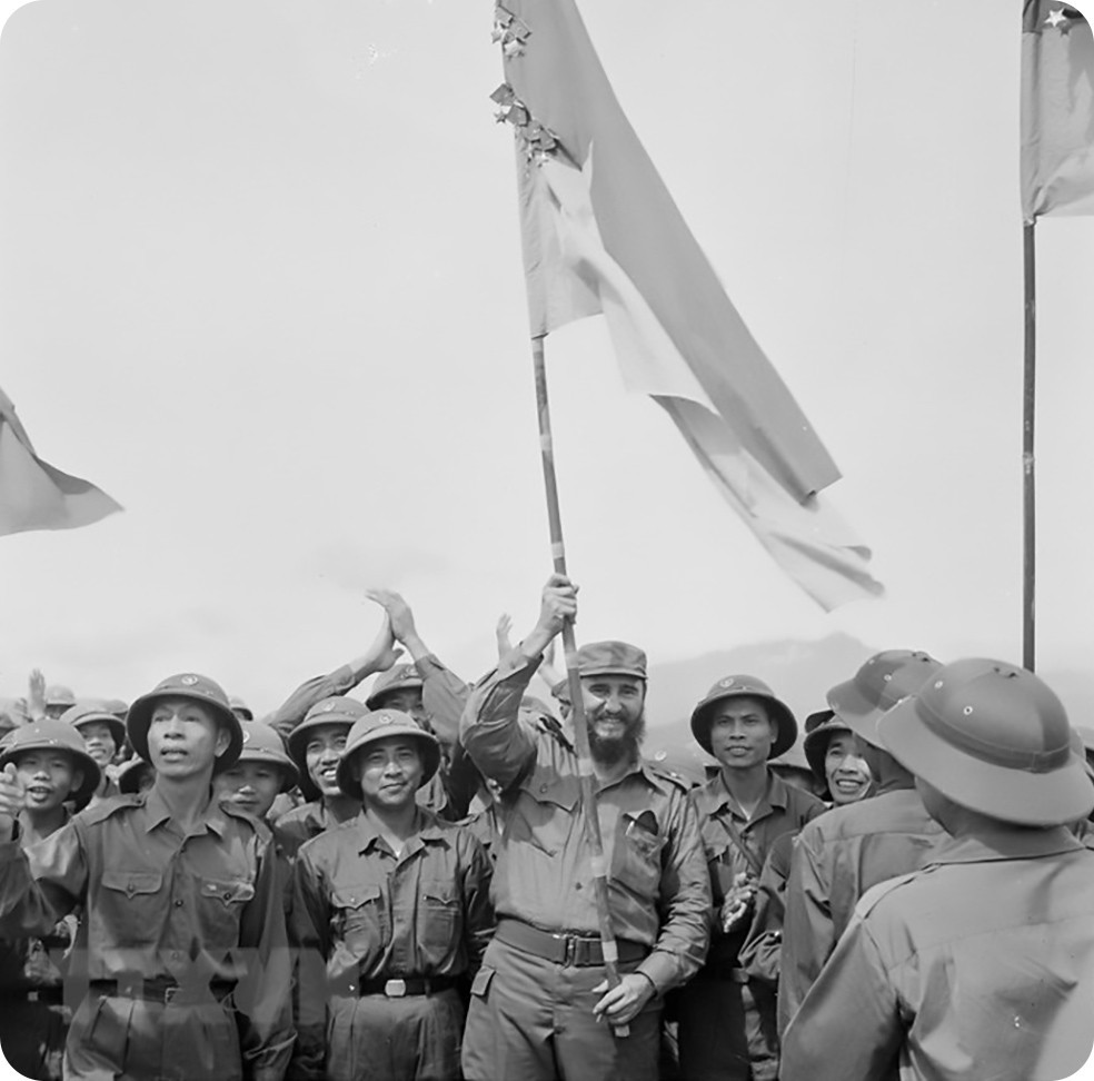 El líder de la revolución cubana, Comandante en Jefe Fidel Castro ondeó la bandera del Frente de Liberación Nacional del Sur. Hace 50 años, Fidel visitó la provincia de Quang Tri, convirtiéndose en el primer dirigente extranjero que visitó las zonas liberadas del sur de Vietnam (Fotografía: VNA)