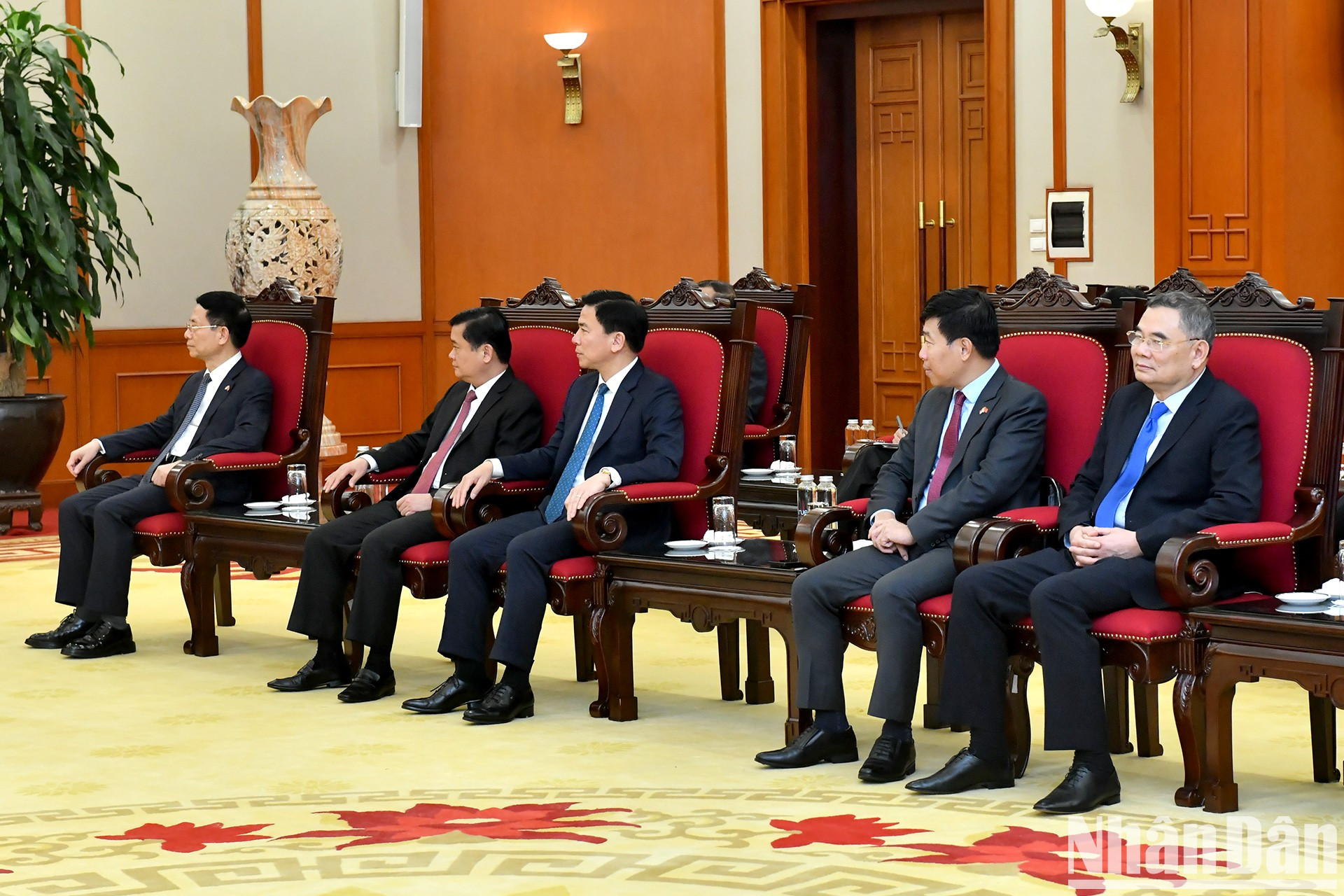 Funcionarios vietnamitas acuden a la reunión. Funcionarios vietnamitas acuden a la reunión.