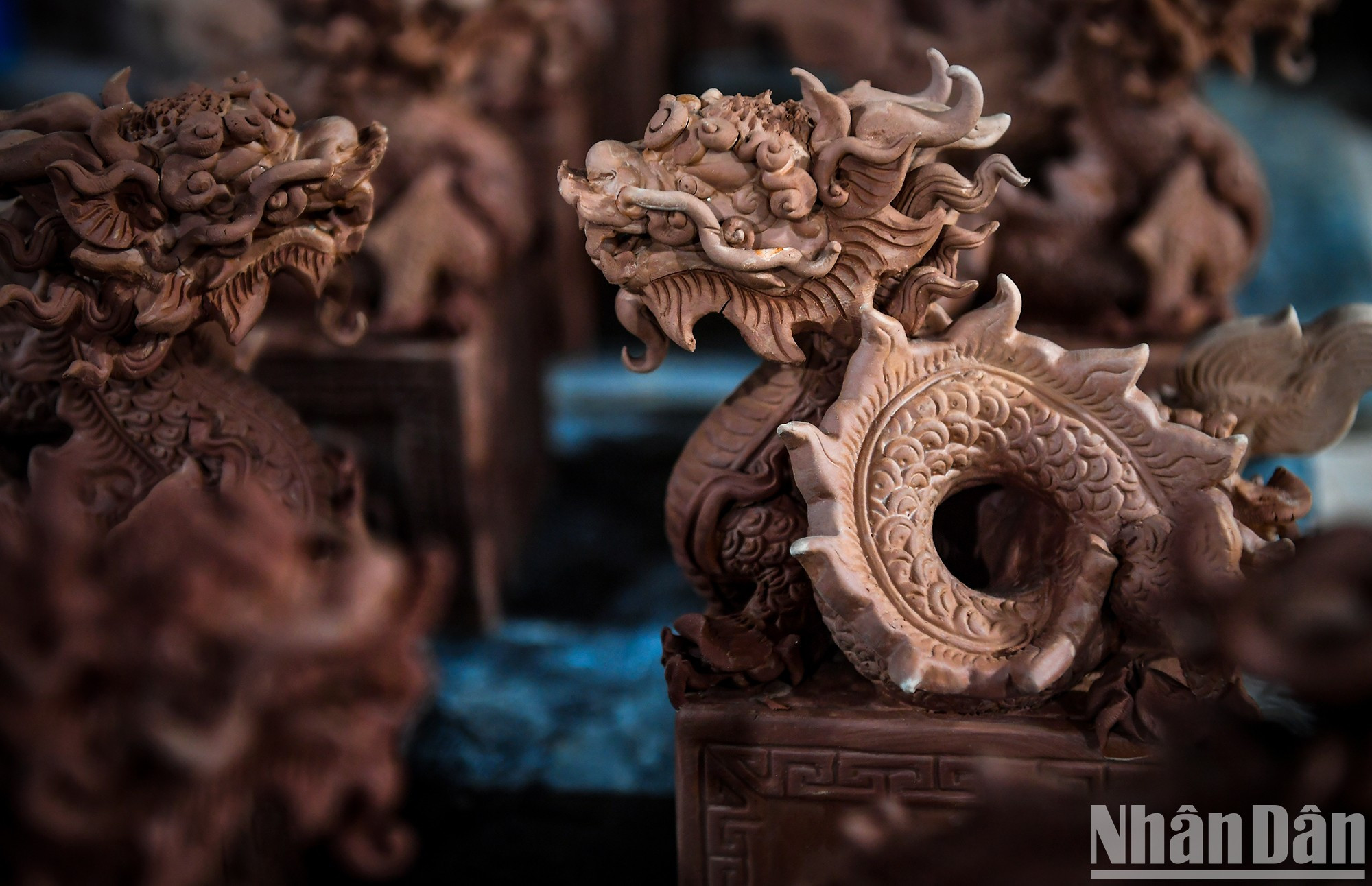 En especial, la estatua de dragón en el sello se crea basándose en la forma de ese animal mitológico de la dinastía Le que se encuentra en el palacio de Kinh Thien en la Ciudadela Imperial de Thang Long, Hanói. En especial, la estatua de dragón en el sello se crea basándose en la forma de ese animal mitológico de la dinastía Le que se encuentra en el palacio de Kinh Thien en la Ciudadela Imperial de Thang Long, Hanói.