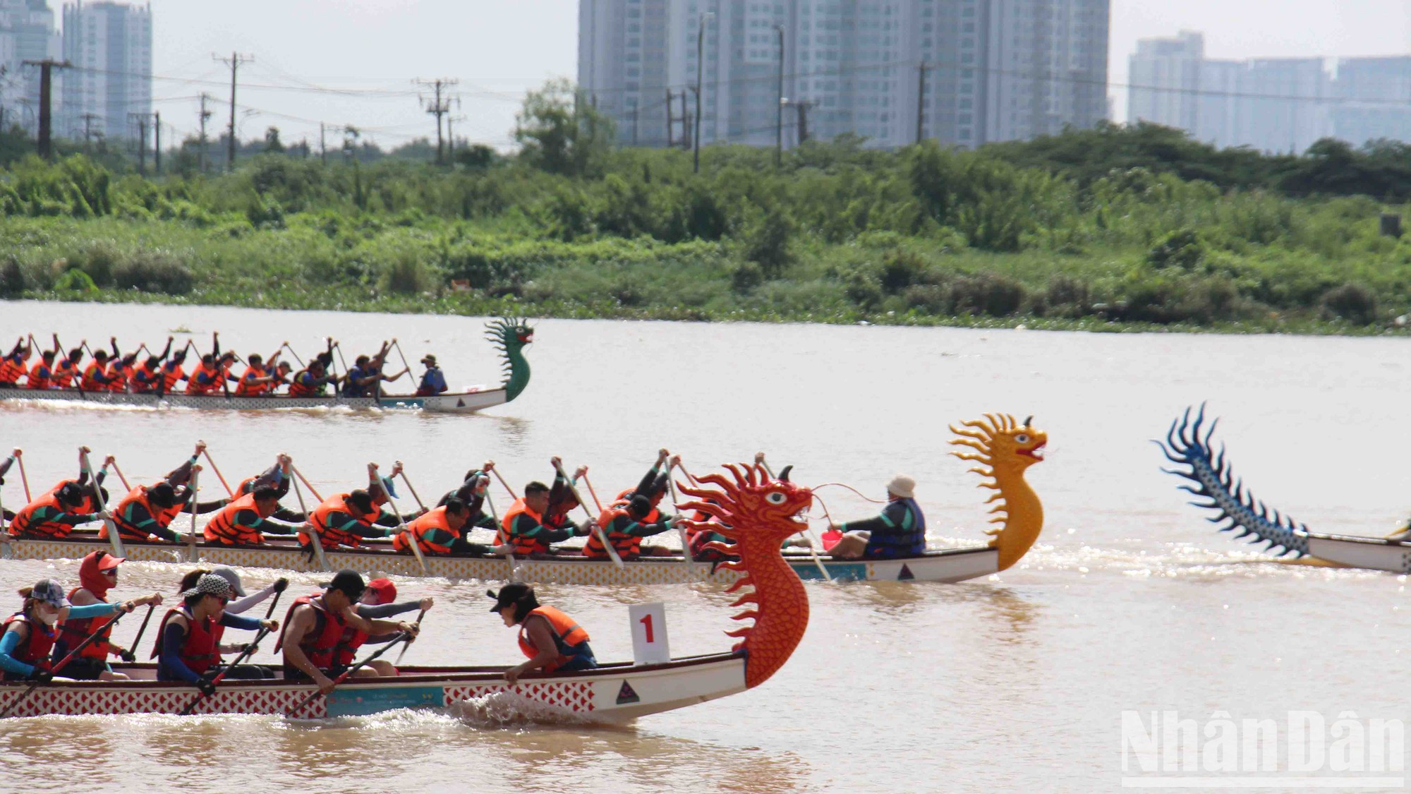 El evento pretende transmitir al público un mensaje sobre la protección del entorno fluvial y acuático. El evento pretende transmitir al público un mensaje sobre la protección del entorno fluvial y acuático.