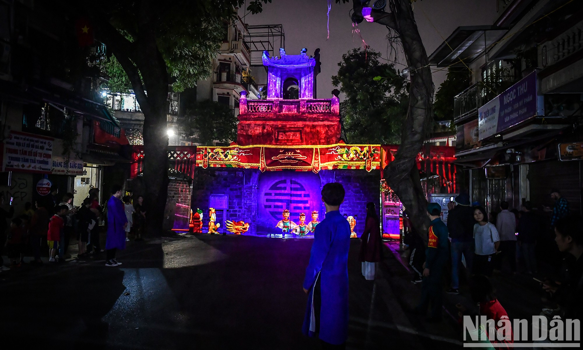 El Servicio de Turismo de la capital vietnamita lanzó anoche novedades de turismo nocturno y desveló el Espacio de Iluminación de Arte Nocturno de Hanói, un punto sensorial de emociones. También designa la zona del lago Hoan Kiem y sus alrededores y el Casco Antiguo de Hanói como destino turístico típico de la ciudad.
