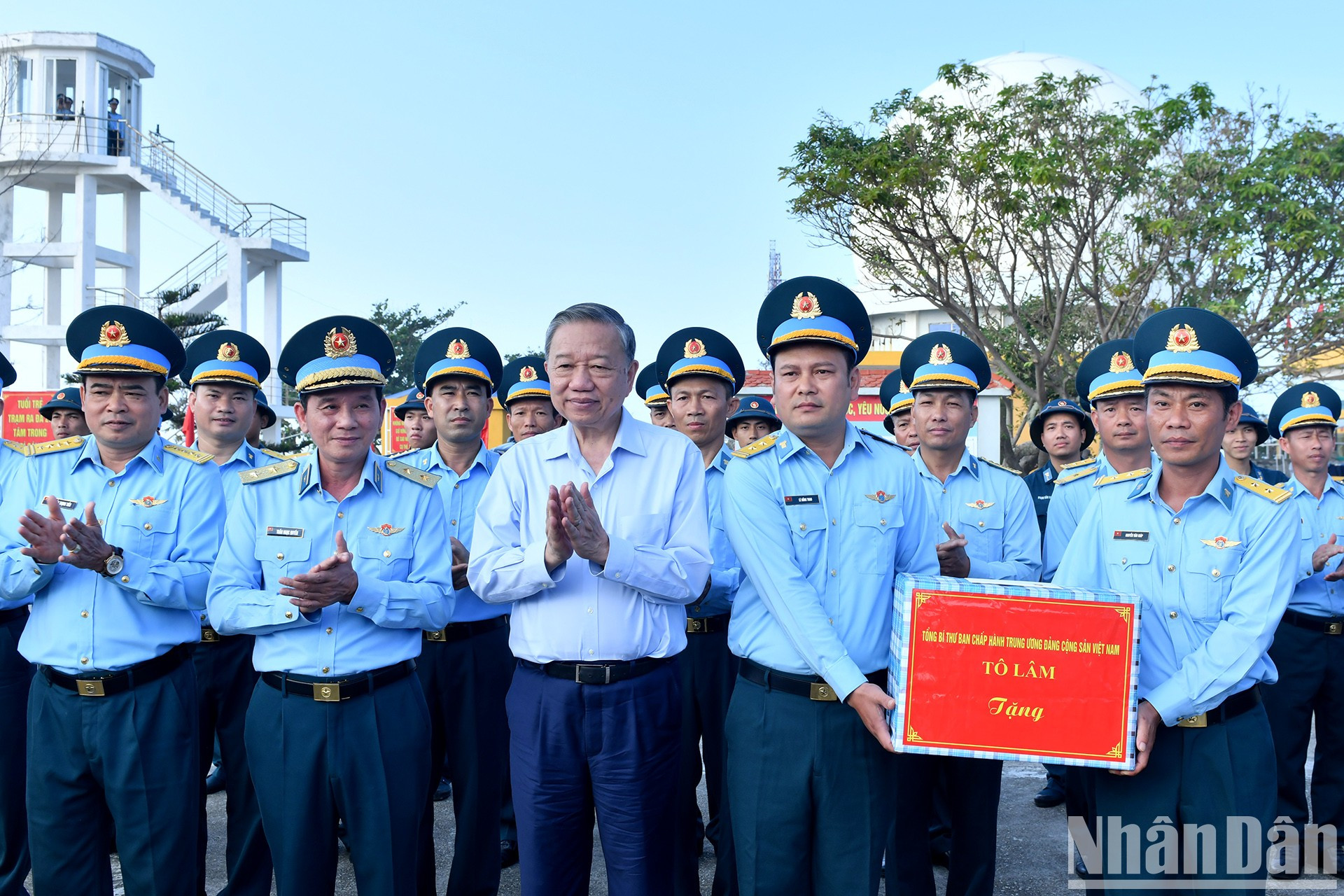 El secretario general, To Lam, entrega obsequios a los funcionarios y soldados de la Estación de Radar 27, en el distrito insular de Bach Long Vi.