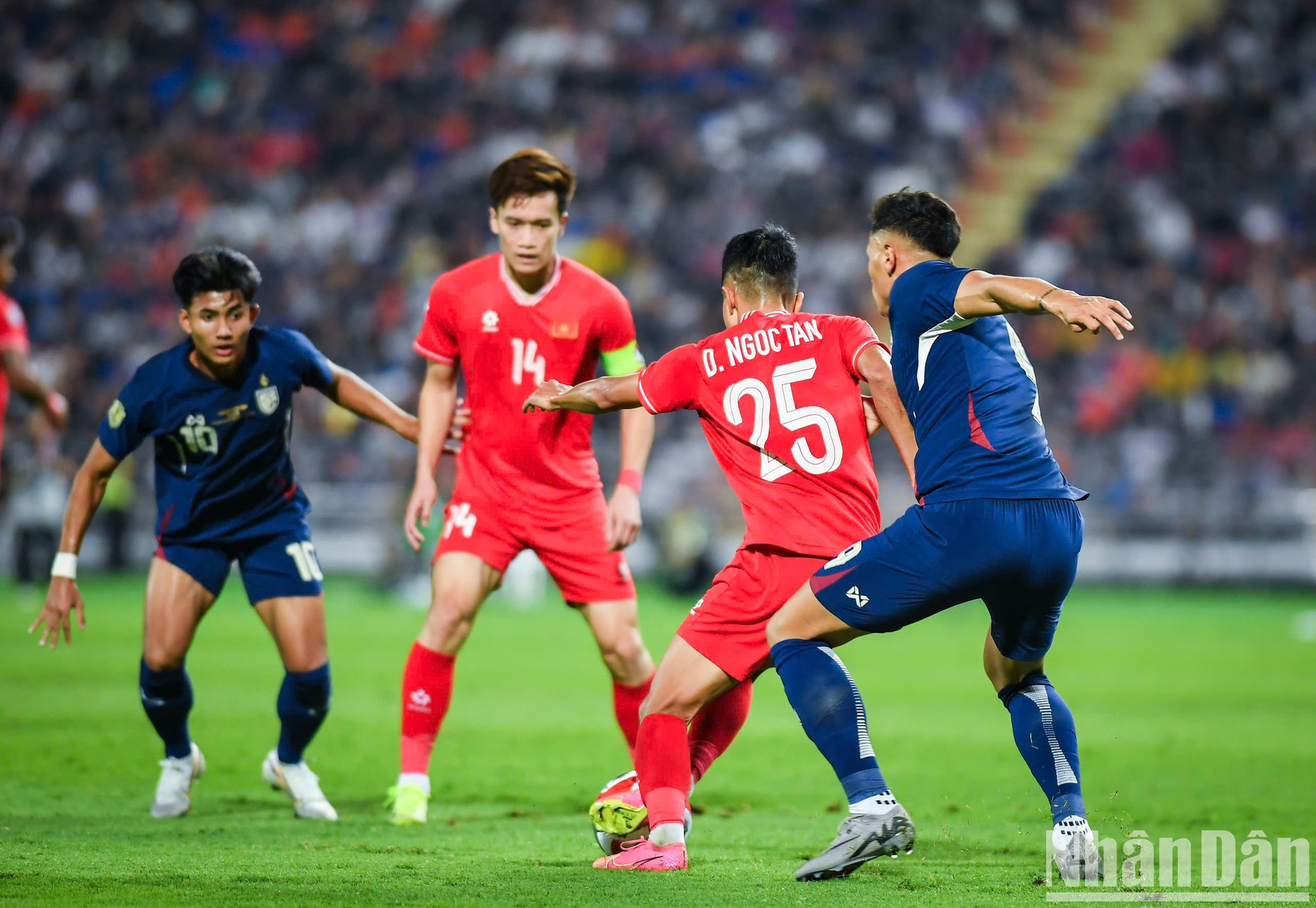 En el minuto 28, el defensa vietnamita Ngoc Tan realiza un torpe despeje. El balón le cae a Ben Davis, que suelta un potente disparo. En el minuto 28, el defensa vietnamita Ngoc Tan realiza un torpe despeje. El balón le cae a Ben Davis, que suelta un potente disparo.