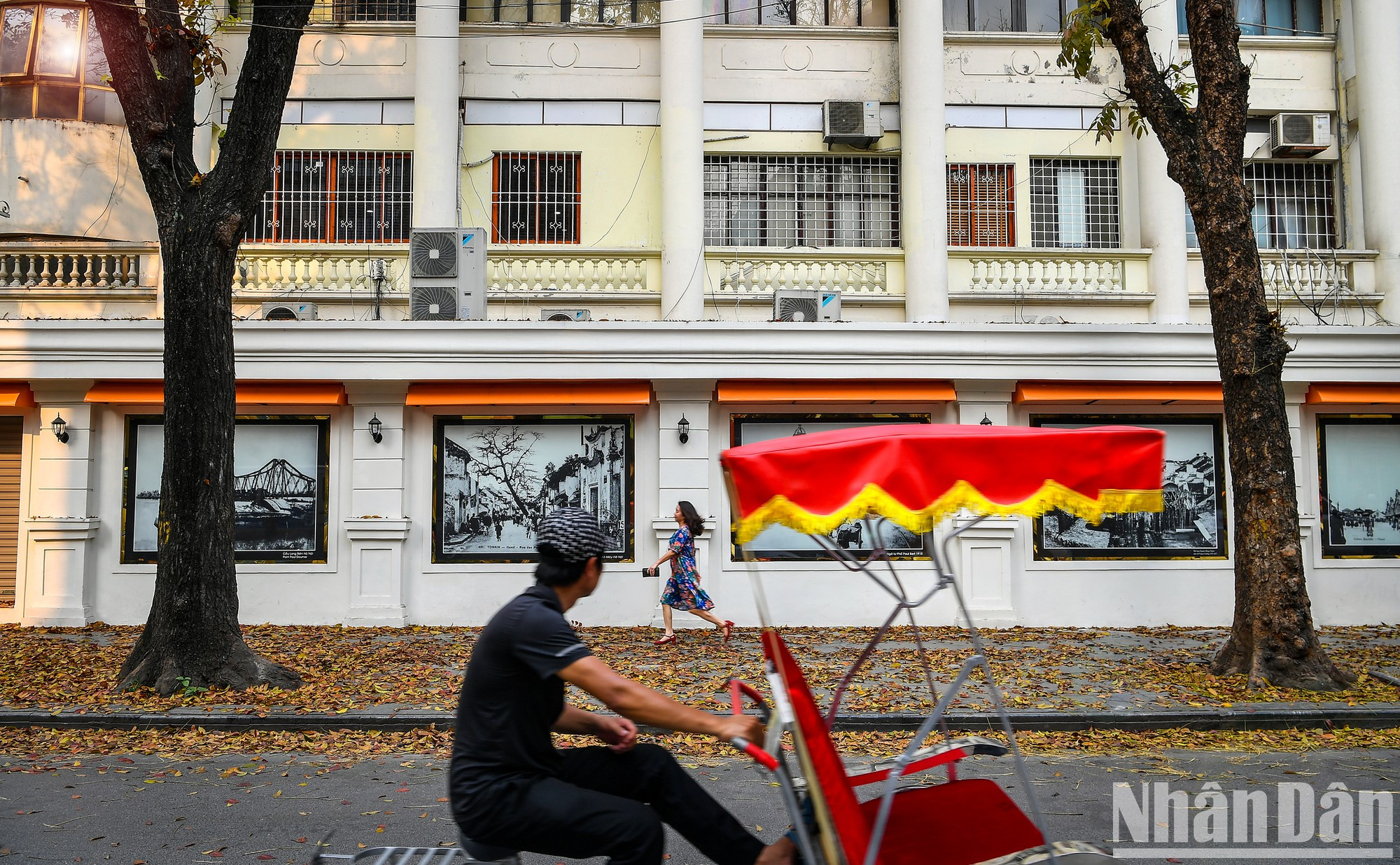 Con su arquitectura antigua y la belleza de las hojas amarillas, la calle Hang Trong es un lugar fotogénico estos días. Con su arquitectura antigua y la belleza de las hojas amarillas, la calle Hang Trong es un lugar fotogénico estos días.