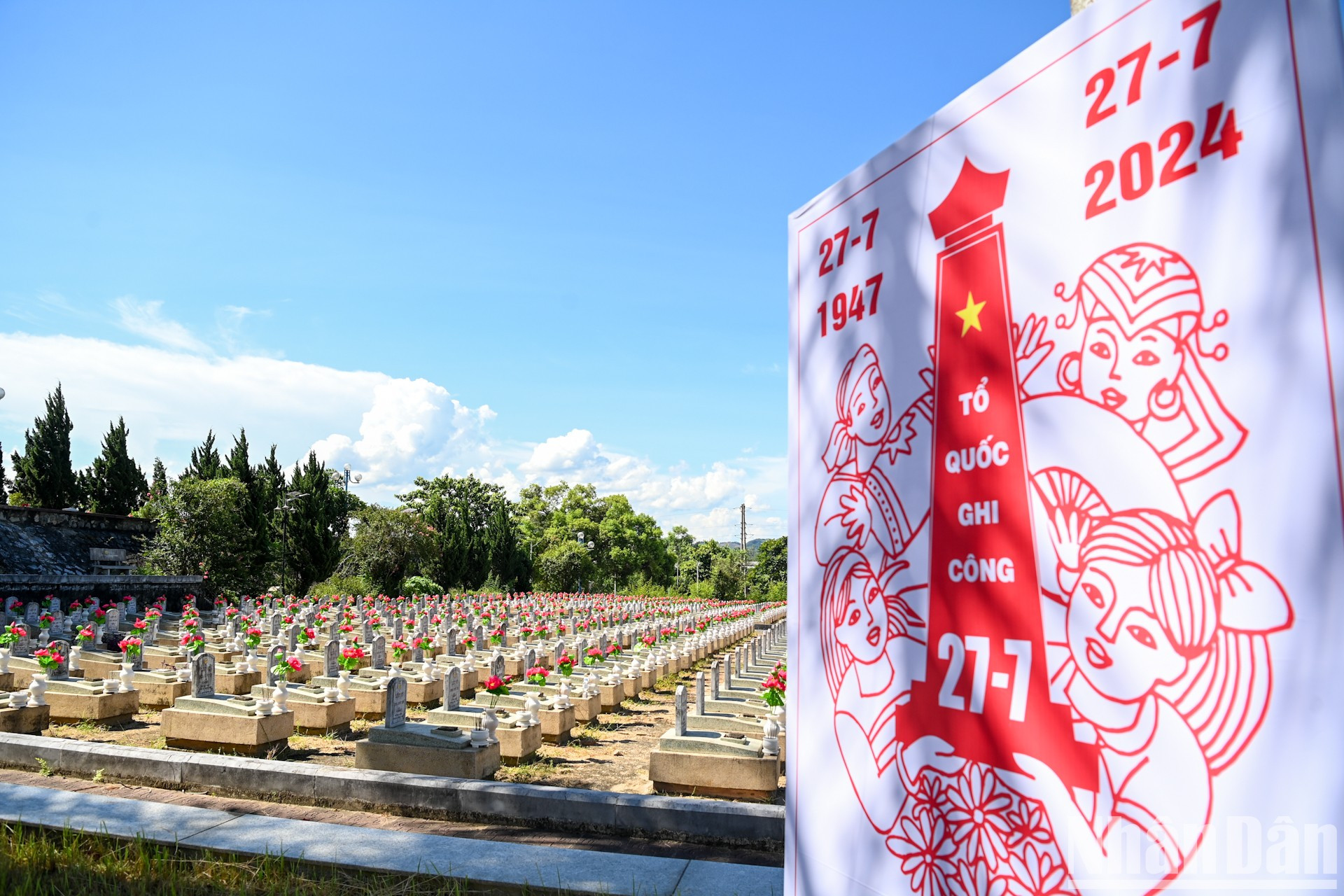 Construido en 1976, el Cementerio se encuentra en el Bloque 4 del pueblo de Anh Son, en la provincia de Nghe An. Este sitio especial es el lugar de descanso de casi 11 mil mártires y expertos voluntarios vietnamitas que lucharon y fallecieron en Laos. Construido en 1976, el Cementerio se encuentra en el Bloque 4 del pueblo de Anh Son, en la provincia de Nghe An. Este sitio especial es el lugar de descanso de casi 11 mil mártires y expertos voluntarios vietnamitas que lucharon y fallecieron en Laos.