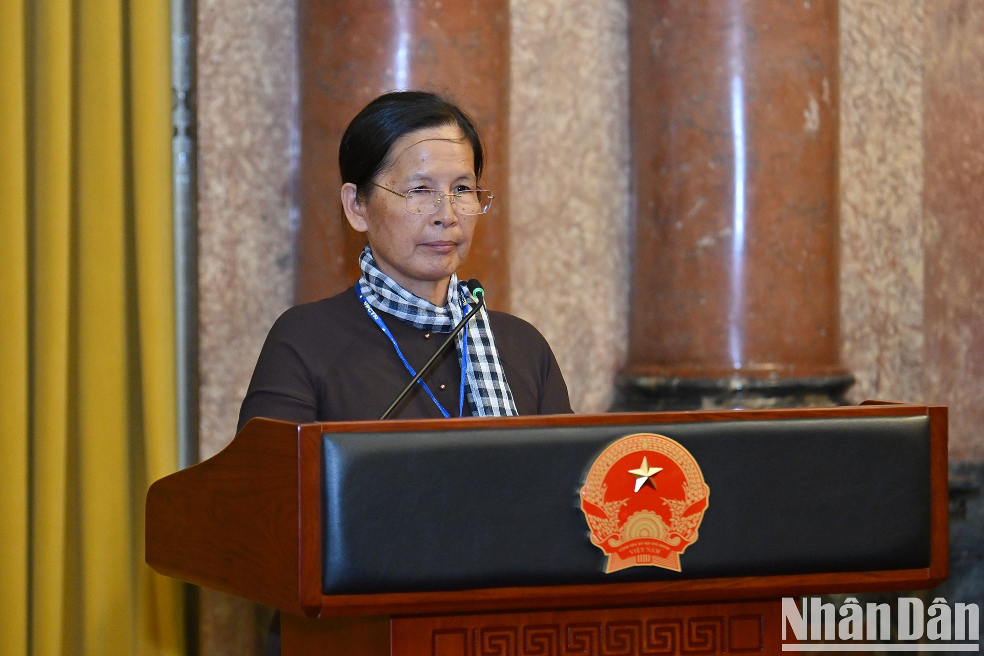 Nguyen Thi Hong y su esposo, quienes son dueño de un hogar para cuidar a 102 ancianos solos, enfermos y sin recursos, habla en el encuentro. Nguyen Thi Hong y su esposo, quienes son dueño de un hogar para cuidar a 102 ancianos solos, enfermos y sin recursos, habla en el encuentro.