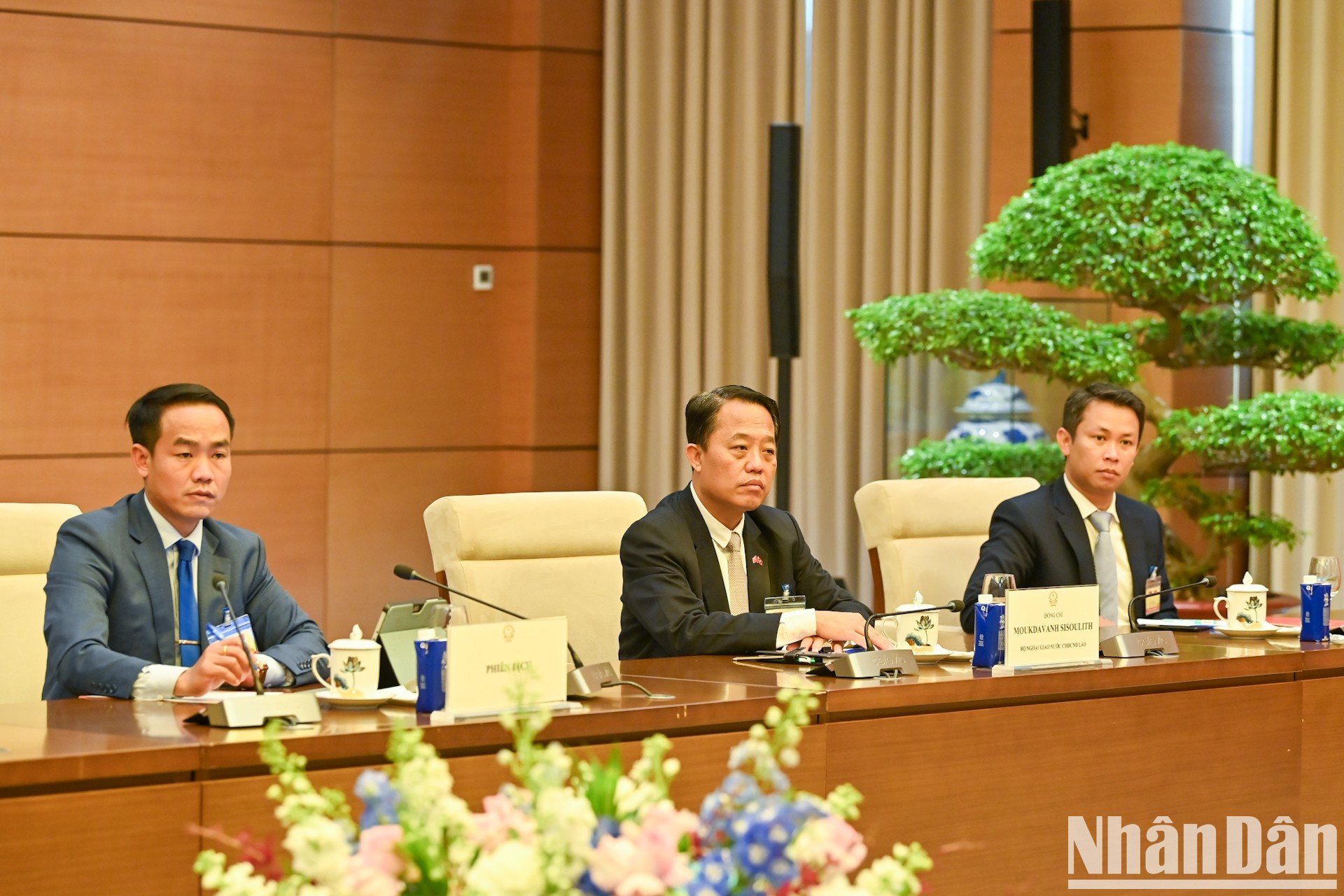 La delegación laosiana acude a la cita. La delegación laosiana acude a la cita.