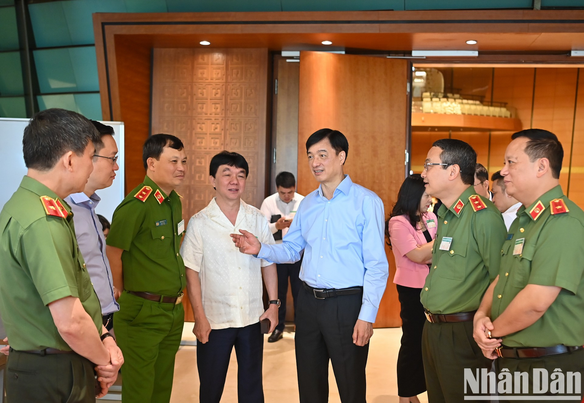 Los delegados intercambian los temas de la conferencia.
