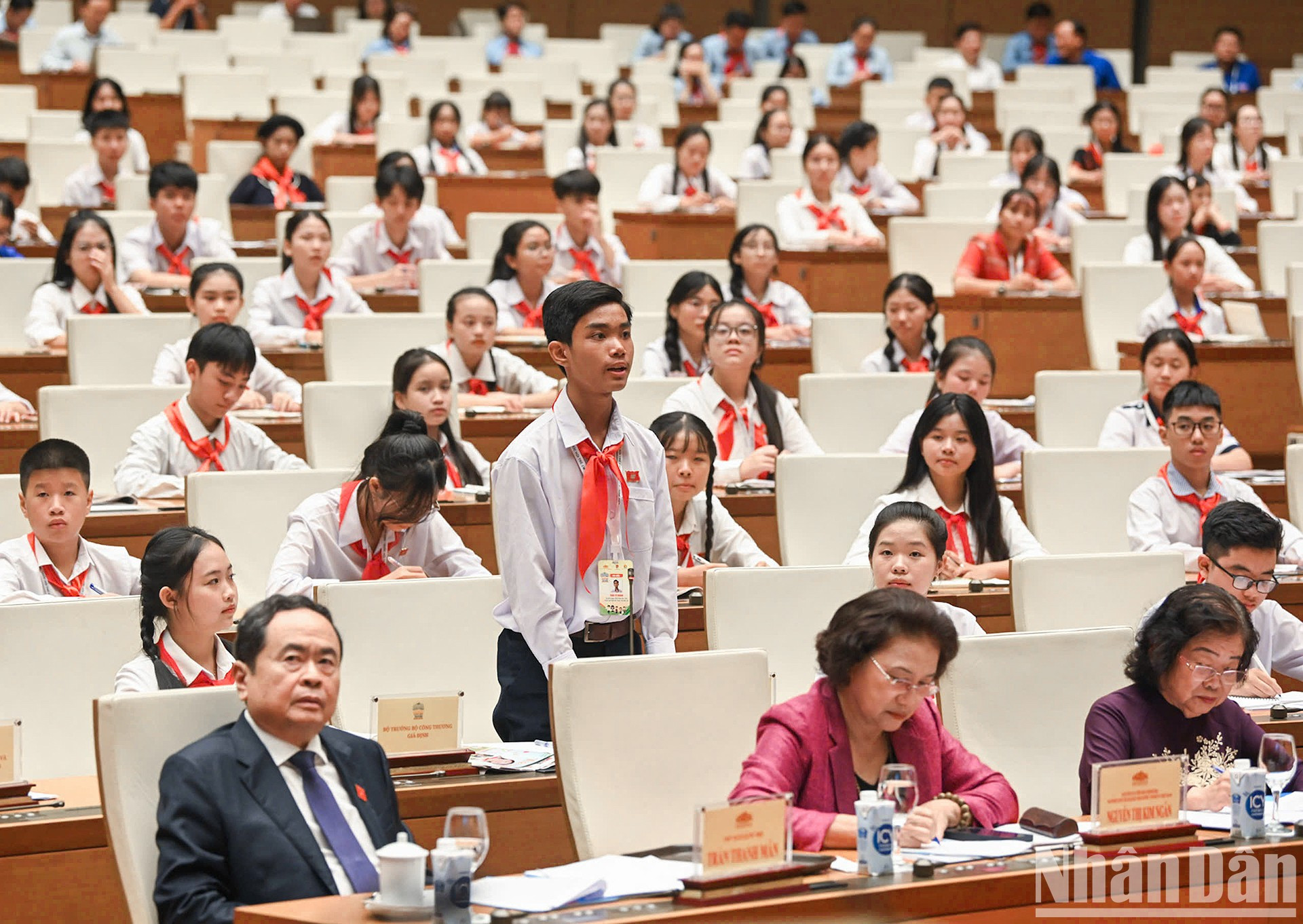 Los representantes infantiles de minorías étnicas aportan sus opiniones con mucho entusiasmo.