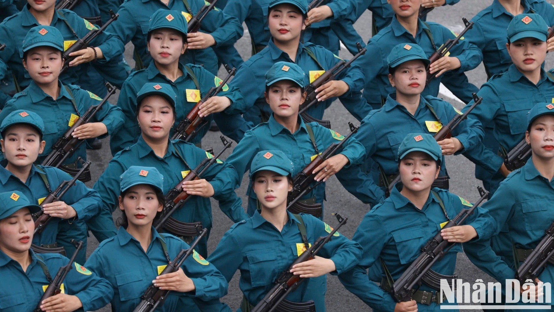 El bloque de milicianas marcha a través de la plataforma de la ceremonia. El bloque de milicianas marcha a través de la plataforma de la ceremonia.