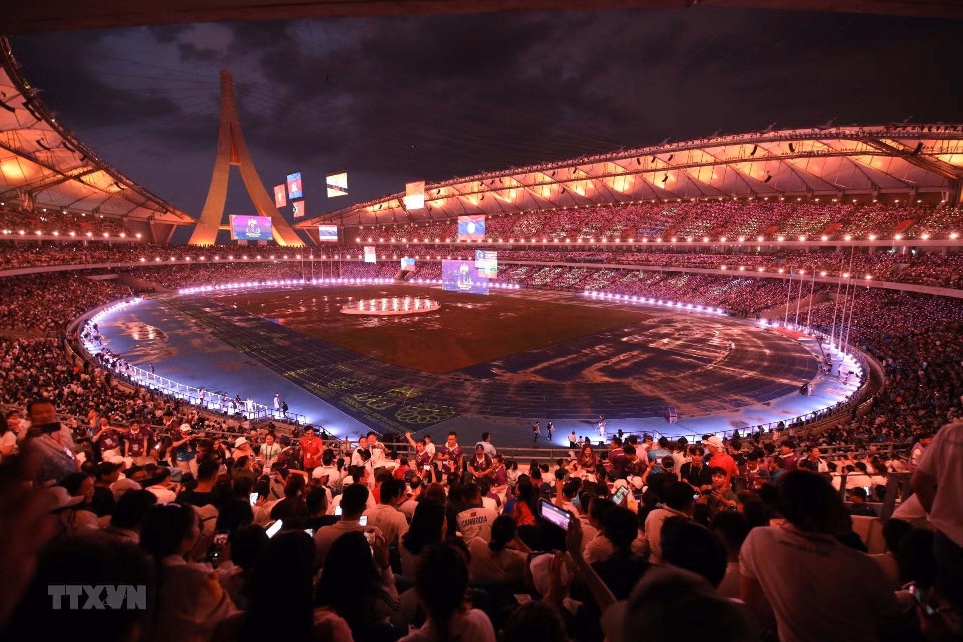 Después de más de 20 días de competencia, SEA Games 32 concluyó con una impresionante ceremonia de clausura en el estadio de Morodok Techo. Después de más de 20 días de competencia, SEA Games 32 concluyó con una impresionante ceremonia de clausura en el estadio de Morodok Techo.