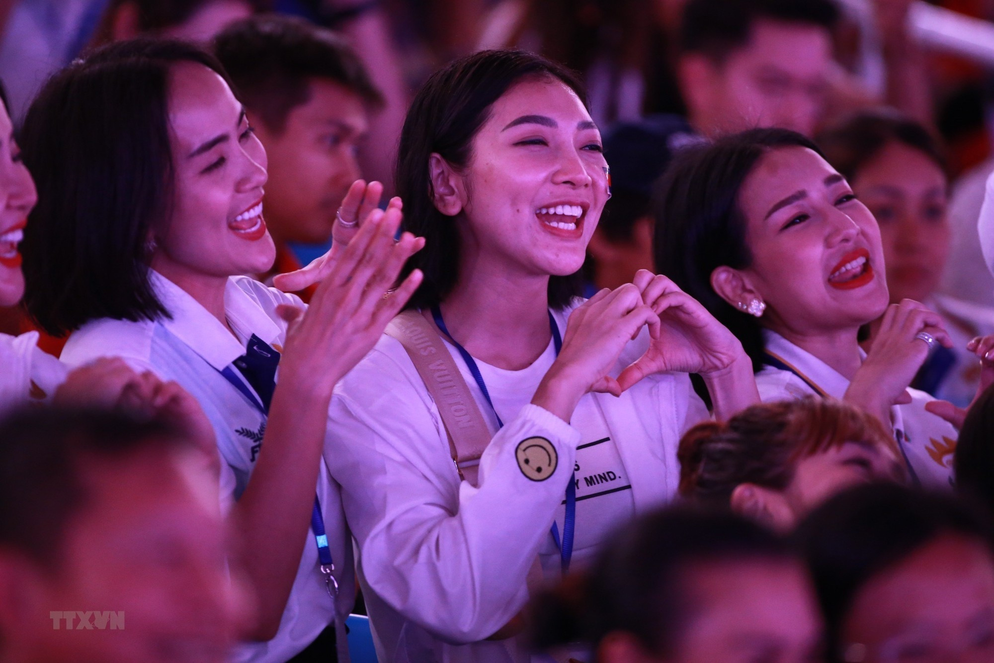 Nutrida participación de camboyanos en el evento.