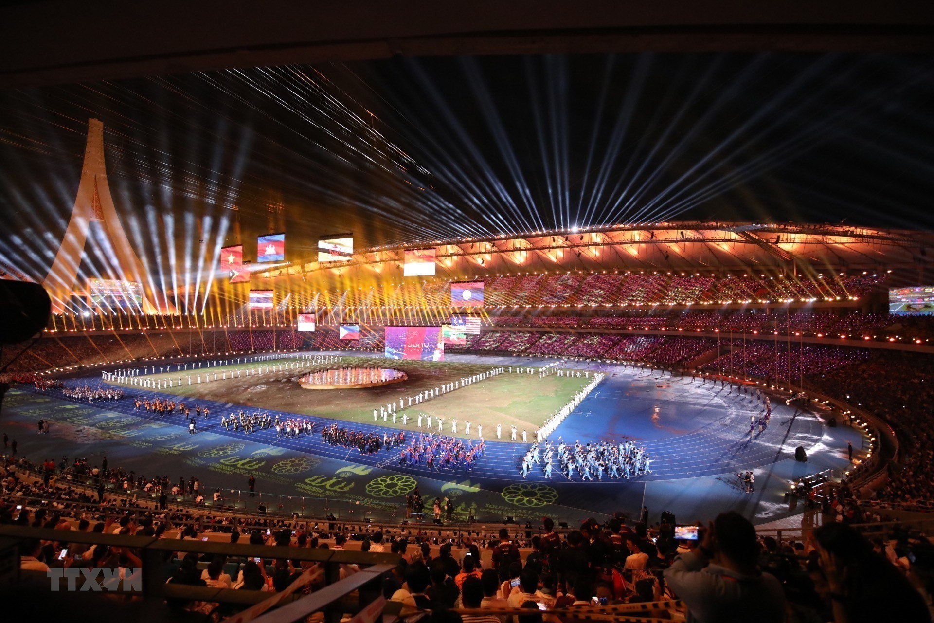 El estadio Morodok Techo brilla en la ceremonia de clausura de SEA Games 32.