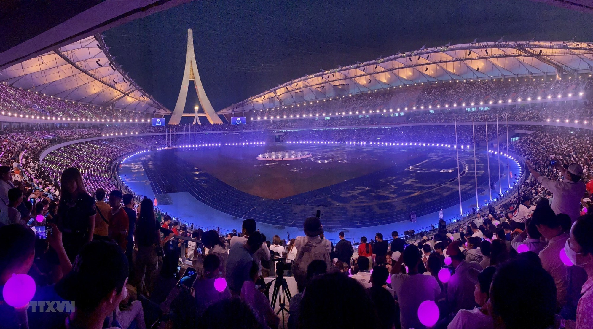 Espectáculo de luces en el estadio Morodok Techo.