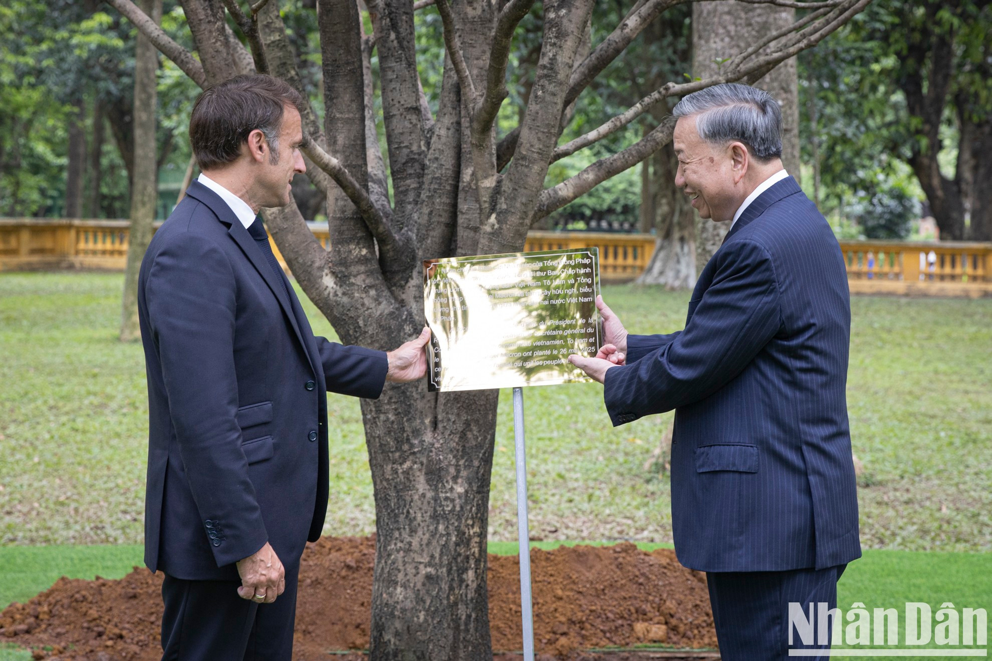 [Foto] Máximo líder partidista de Vietnam y presidente de Francia visitan Zona de Reliquias del Presidente Ho Chi Minh ảnh 1