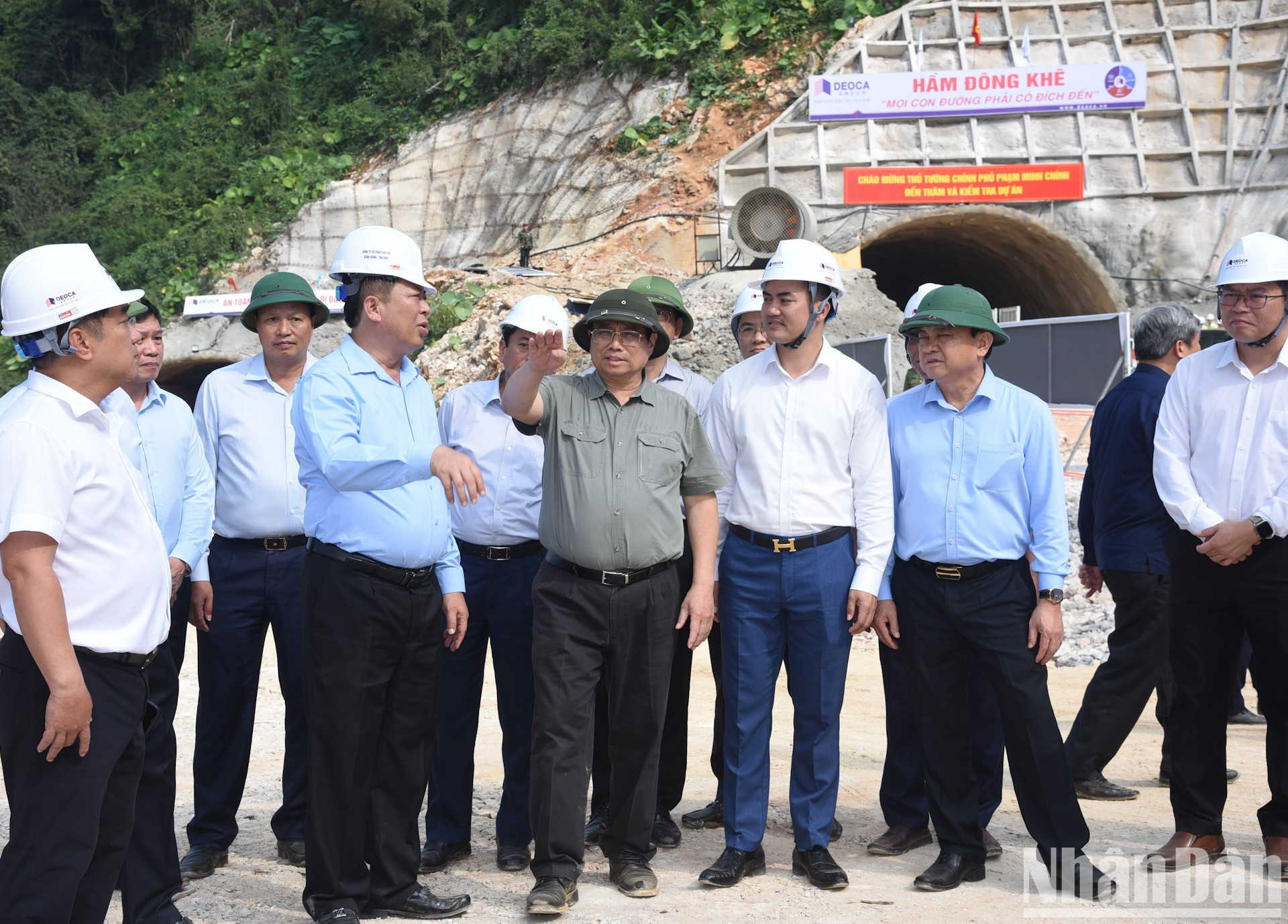 El primer ministro Pham Minh Chinh inspecciona la construcción del túnel vial Dong Khe del proyecto de la autopista Dong Dang-Tra Linh.
