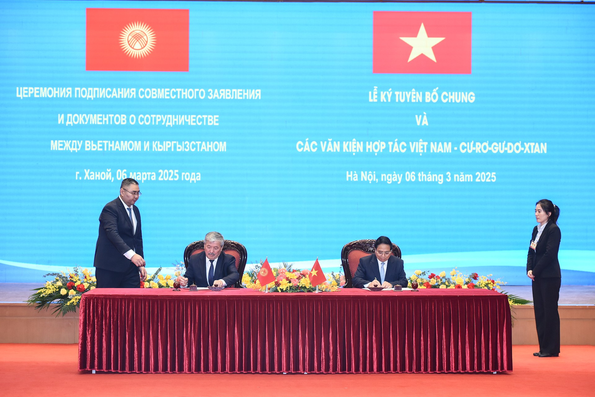 El premier Pham Minh Chinh y su similar de Kirguistán, Adylbek Kasimalyev, firman una Declaración Conjunta sobre los resultados de la visita oficial.