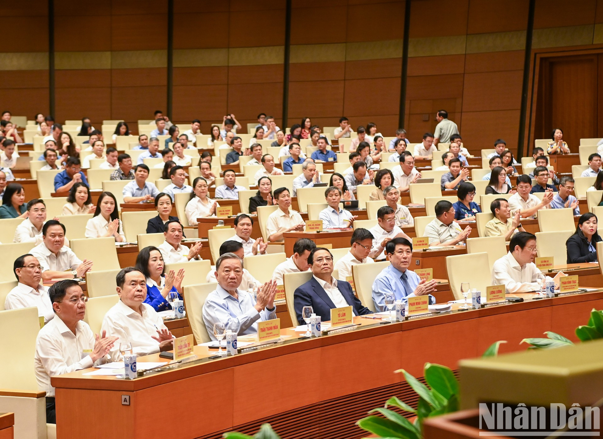 El presidente del país, To Lam; el primer ministro, Pham Minh Chinh; el titular de la Asamblea Nacional, Tran Thanh Man; el miembro del Buró Político y permanente del Secretariado del Comité Central del Partido Comunista de Vietnam, Luong Cuong, y otros delegados del Partido y del Estado asisten a la conferencia. El presidente del país, To Lam; el primer ministro, Pham Minh Chinh; el titular de la Asamblea Nacional, Tran Thanh Man; el miembro del Buró Político y permanente del Secretariado del Comité Central del Partido Comunista de Vietnam, Luong Cuong, y otros delegados del Partido y del Estado asisten a la conferencia.