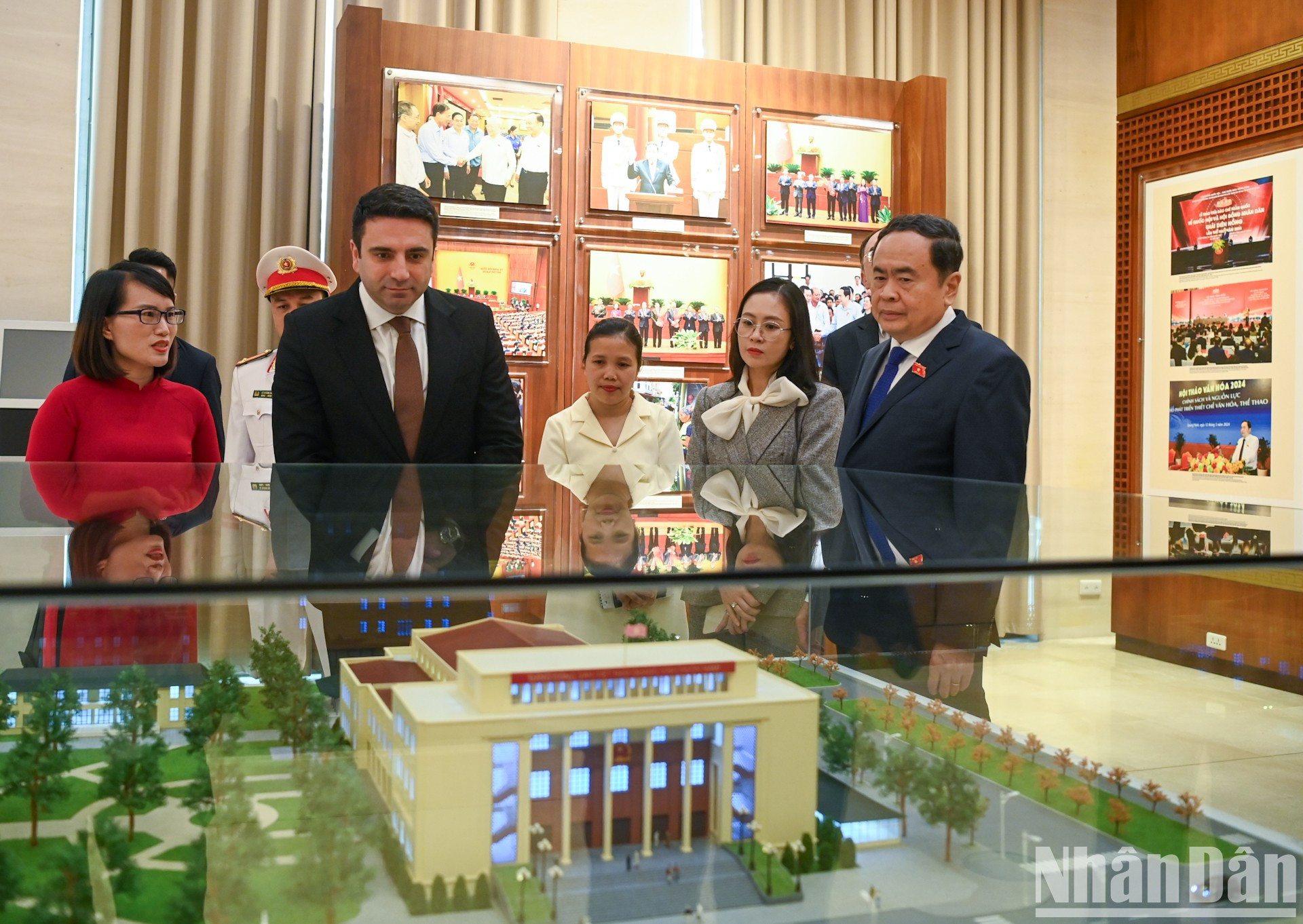 El legislador de Armenia visita la Sala de Tradición de la Asamblea Nacional de Vietnam