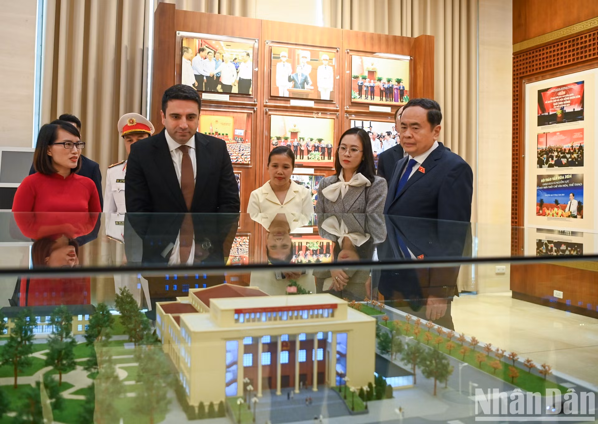 El legislador de Armenia visita la Sala de Tradición de la Asamblea Nacional de Vietnam