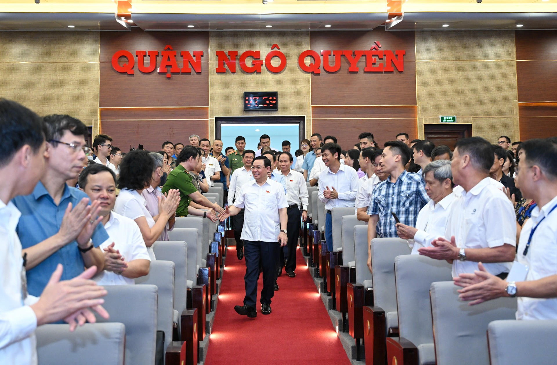 El presidente de la Asamblea Nacional de Vietnam (ANV), Vuong Dinh Hue asiste a un encuentro con votantes de Hai Phong.