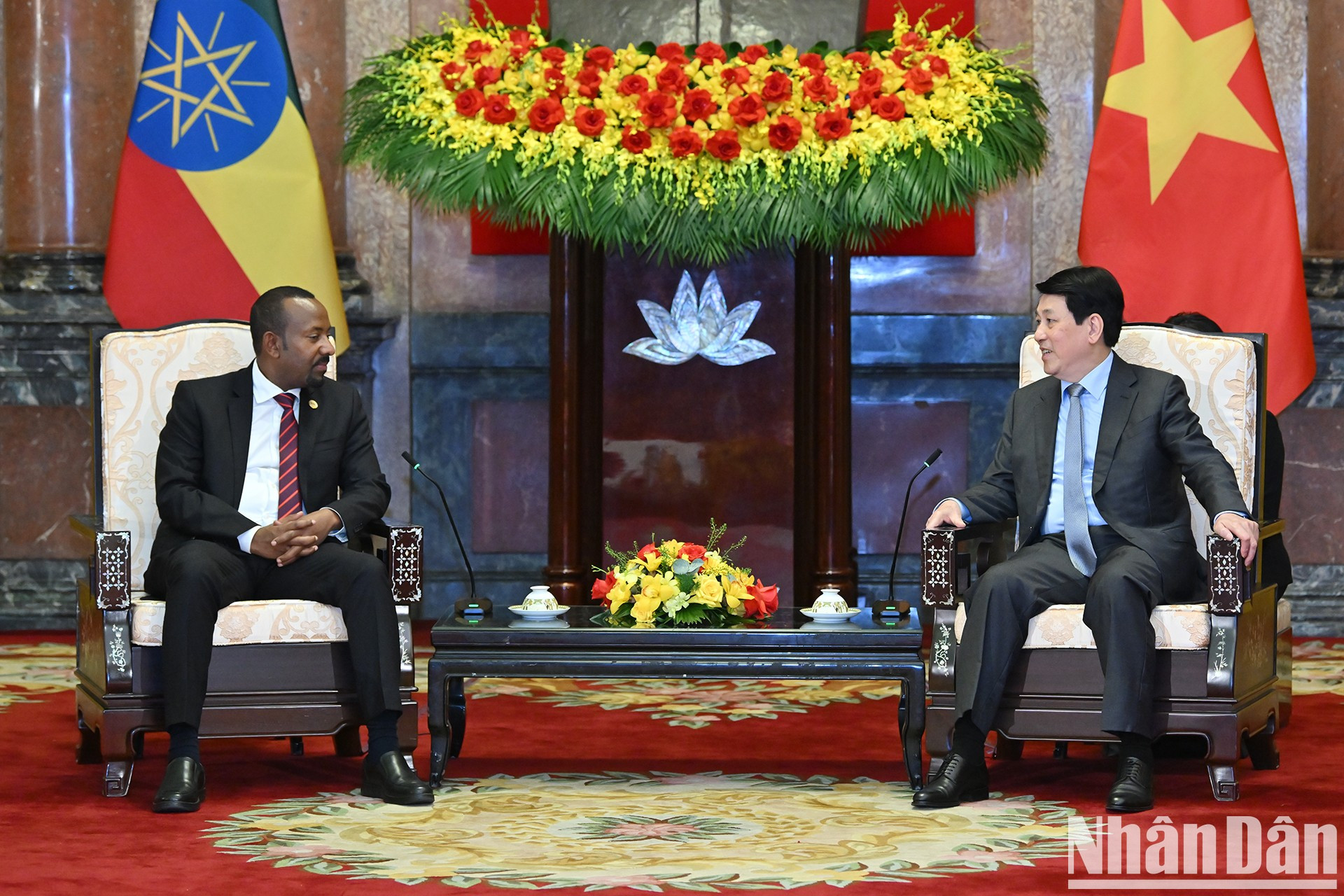 El presidente vietnamita conversa con el premier etíope. El presidente vietnamita conversa con el premier etíope.