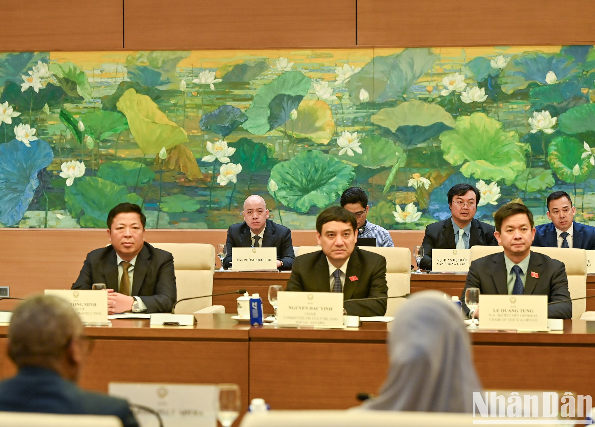 Funcionarios vietnamitas acuden al encuentro. Funcionarios vietnamitas acuden al encuentro.