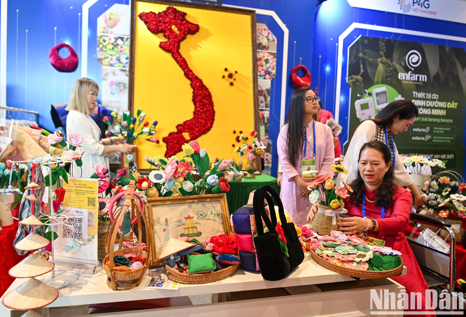 Un stand de exhibición de productos reciclados. Un stand de exhibición de productos reciclados.