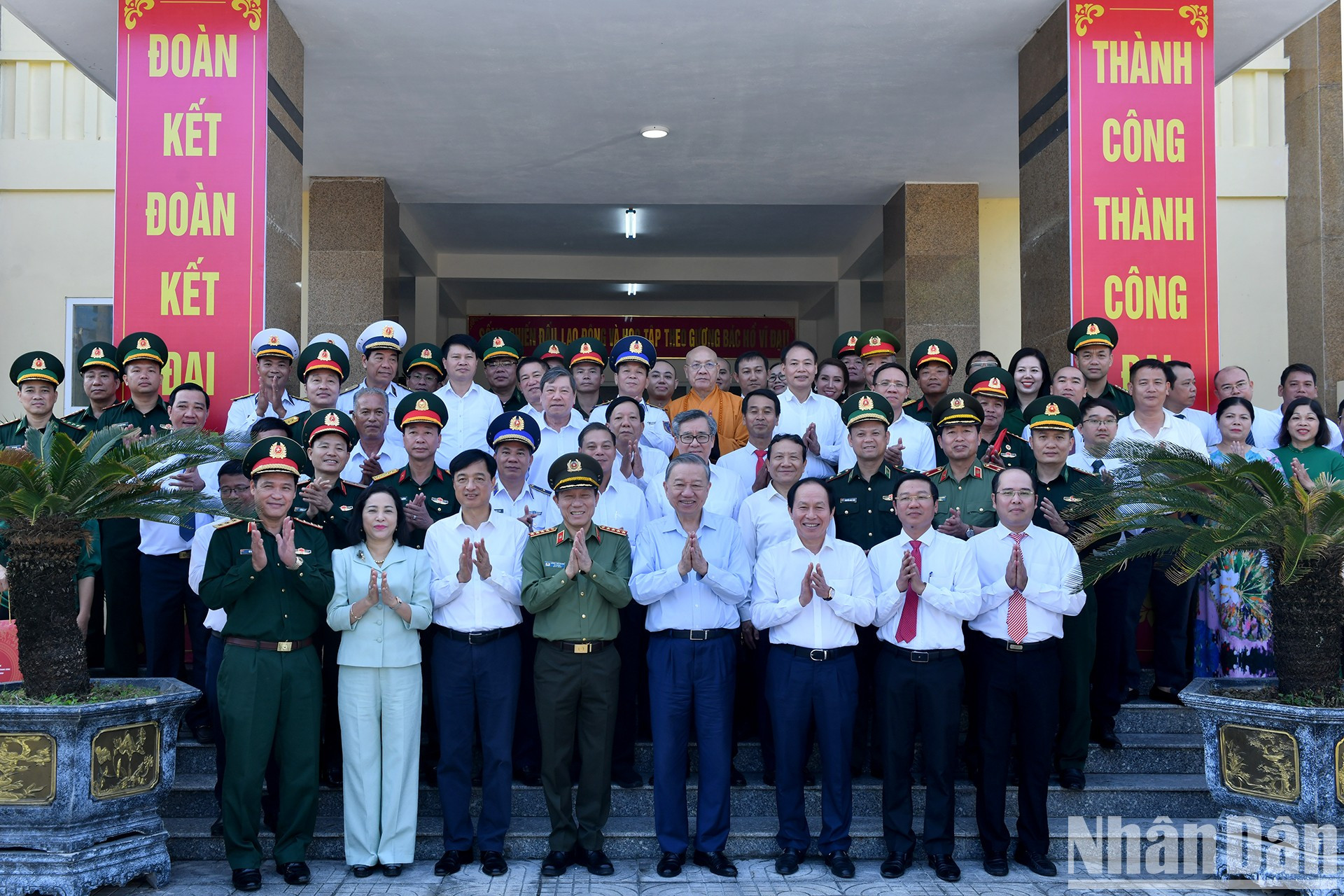 El secretario general To Lam y los funcionarios, soldados y habitantes de Bach Long Vi.