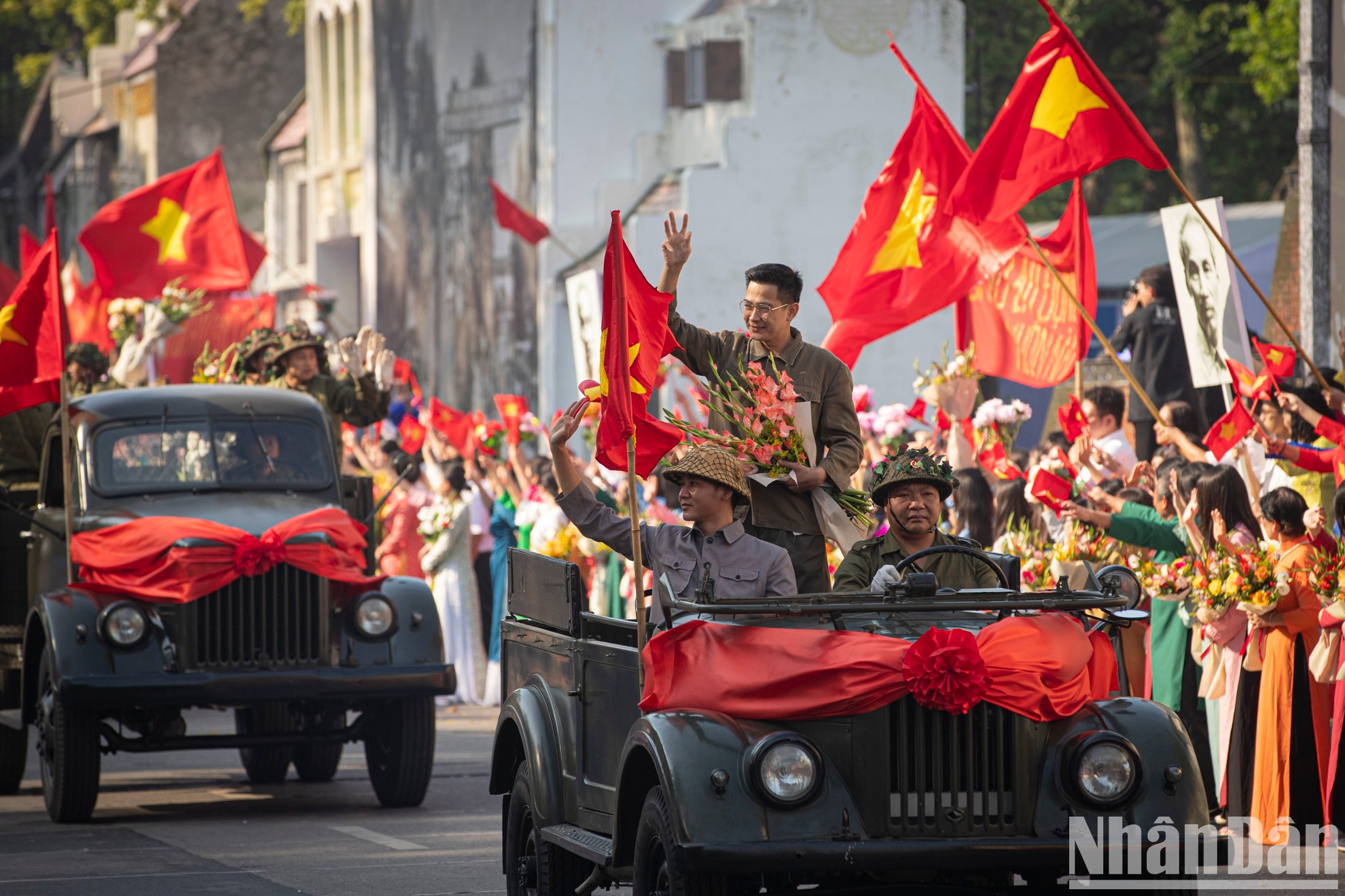 Lo más destacado del programa es la recreación vívida de la imagen del ejército marchando hacia Hanói, liderado por un automóvil que transportaba al médico Tran Duy Hung, primer presidente del Comité Administrativo de Hanói, en el histórico 10 de octubre de 1954.