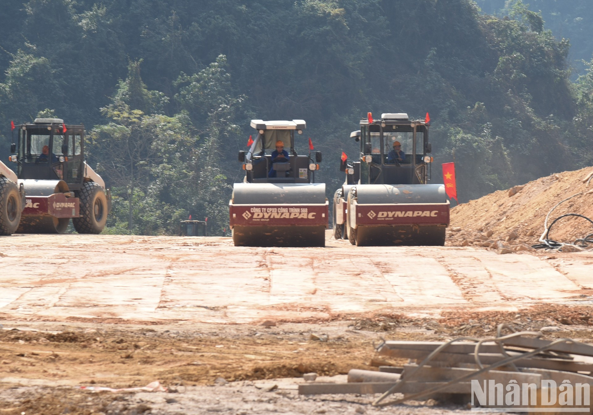 Vehículos que construyen el tramo de la autopista Dong Dang-Tra Linh.