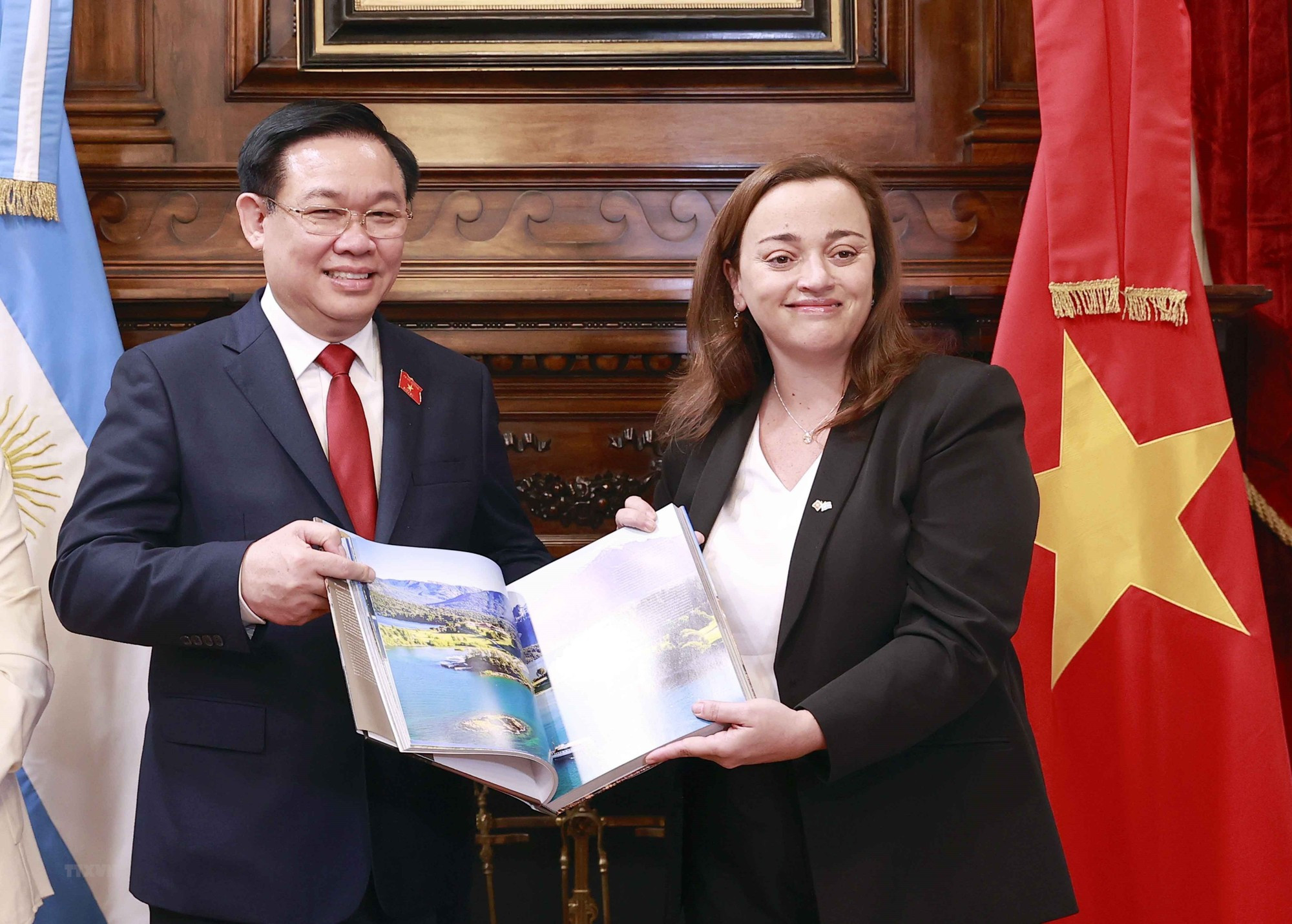 El presidente de la Asamblea Nacional de Vietnam, Vuong Dinh Hue, y la presidenta de la Cámara de Diputados argentina, Cecilia Moreau intercambian obsequios. El presidente de la Asamblea Nacional de Vietnam, Vuong Dinh Hue, y la presidenta de la Cámara de Diputados argentina, Cecilia Moreau intercambian obsequios.