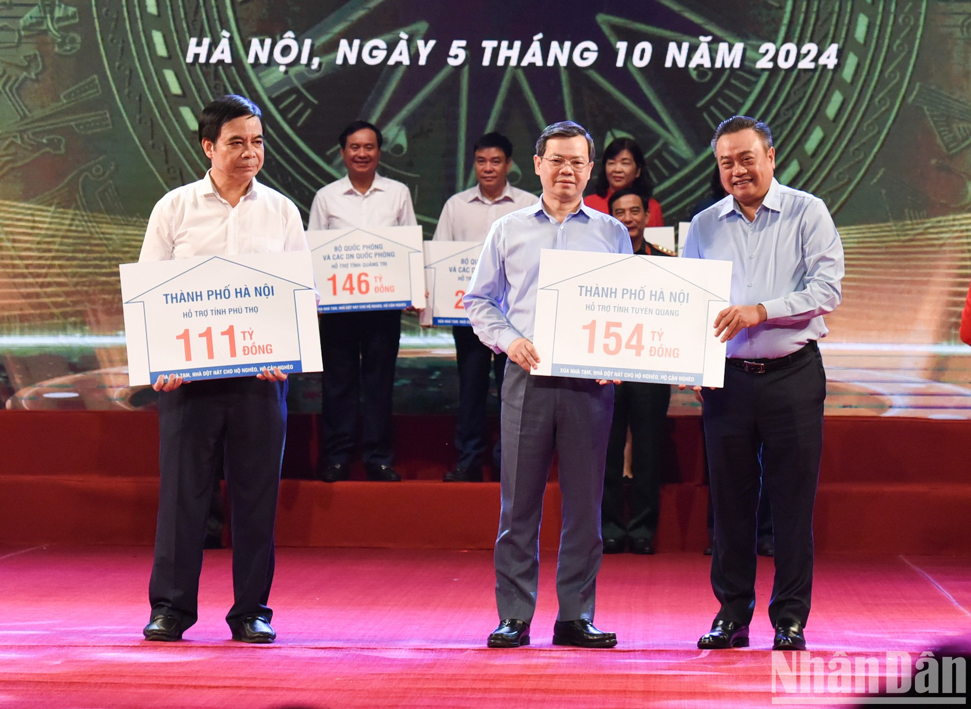 El presidente del Comité Popular de Hanói, Tran Sy Thanh, entrega una asistencia financiera a algunas localidades. El presidente del Comité Popular de Hanói, Tran Sy Thanh, entrega una asistencia financiera a algunas localidades.