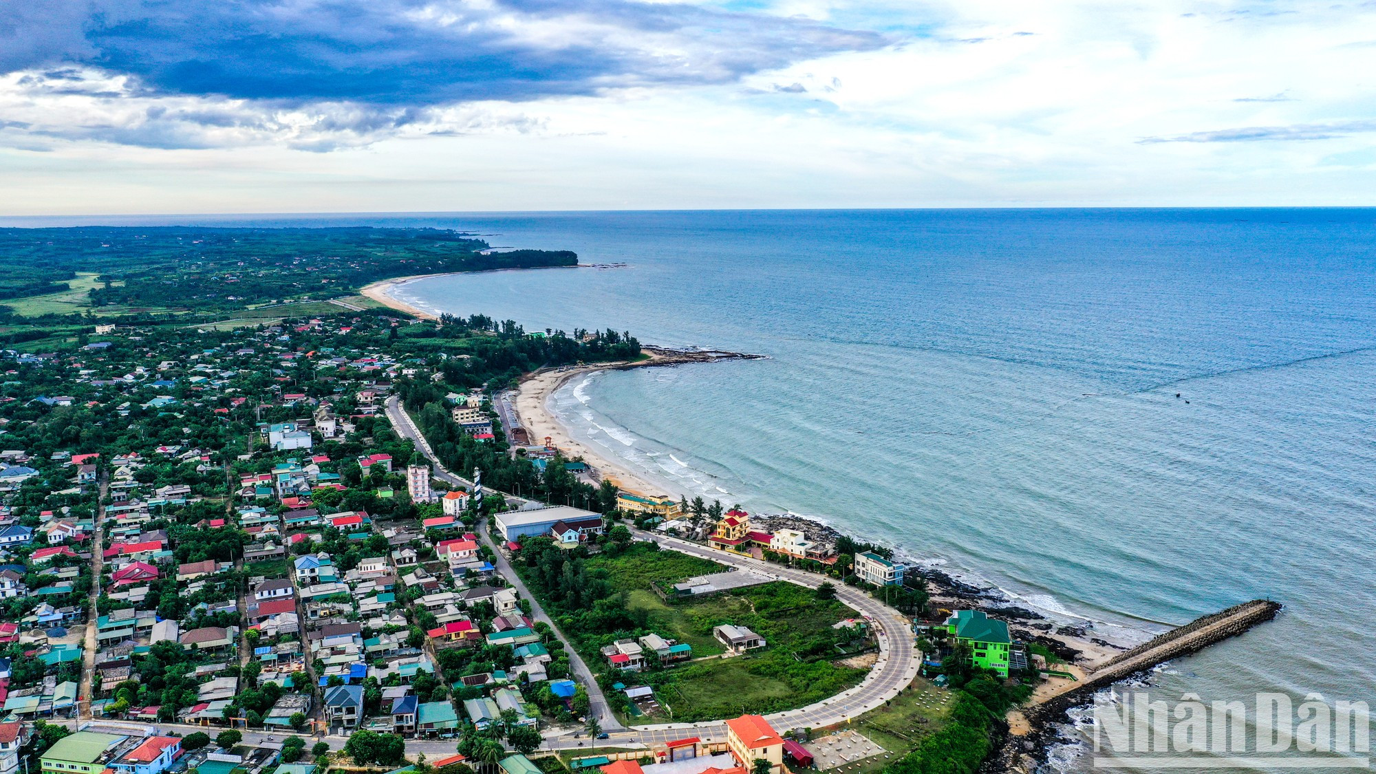 Conocida como la "Reina de las Playas", la Playa Cua Tung en el Distrito Vinh Linh tiene una belleza primitiva con una larga y fina playa de arena blanca que se extiende sobre una tierra de basalto rojo, junto a verdes jardines de pinos hasta donde alcanza la vista. Conocida como la "Reina de las Playas", la Playa Cua Tung en el Distrito Vinh Linh tiene una belleza primitiva con una larga y fina playa de arena blanca que se extiende sobre una tierra de basalto rojo, junto a verdes jardines de pinos hasta donde alcanza la vista.
