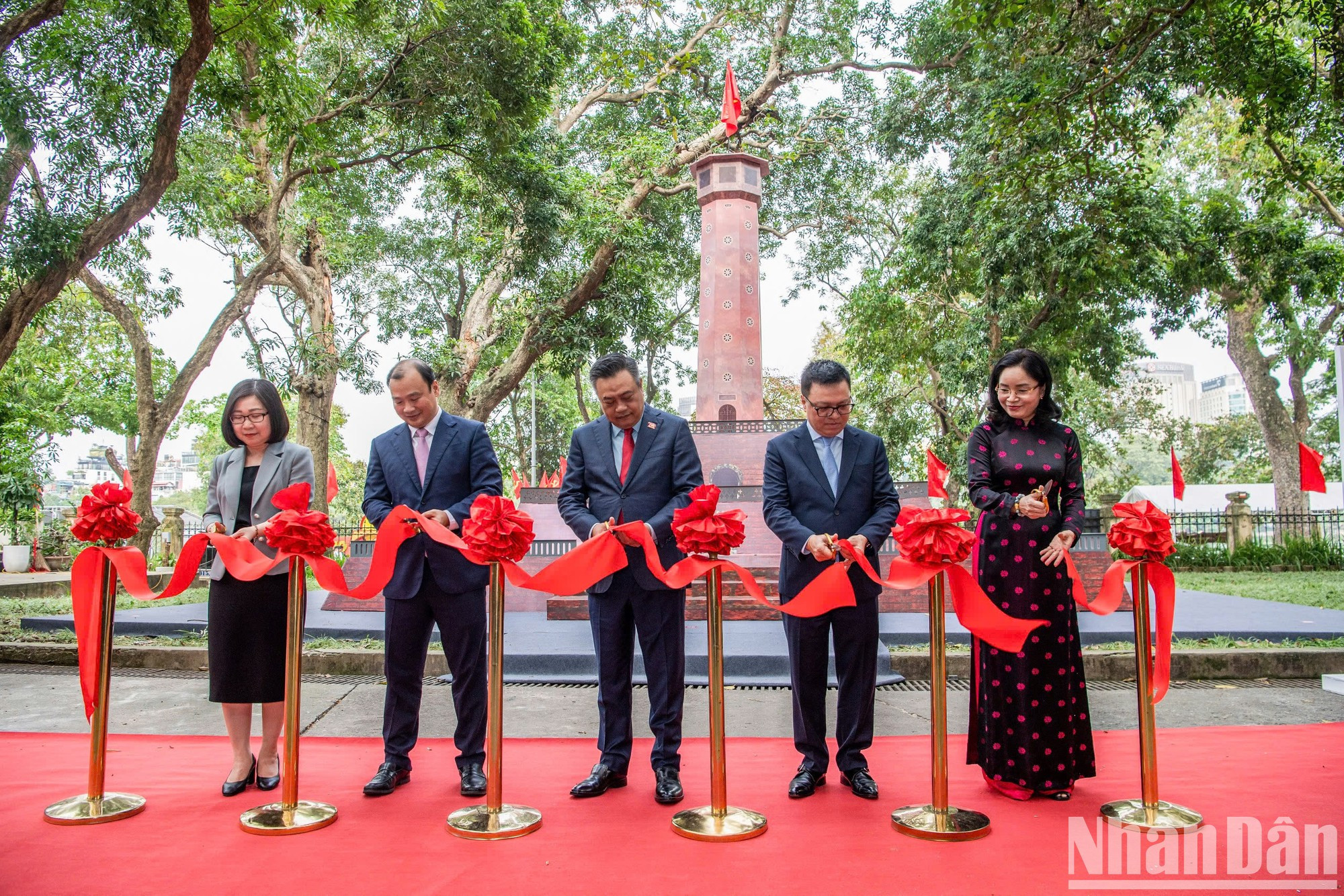 Los delegados cortan la cinta inaugural de la exposición. Los delegados cortan la cinta inaugural de la exposición.